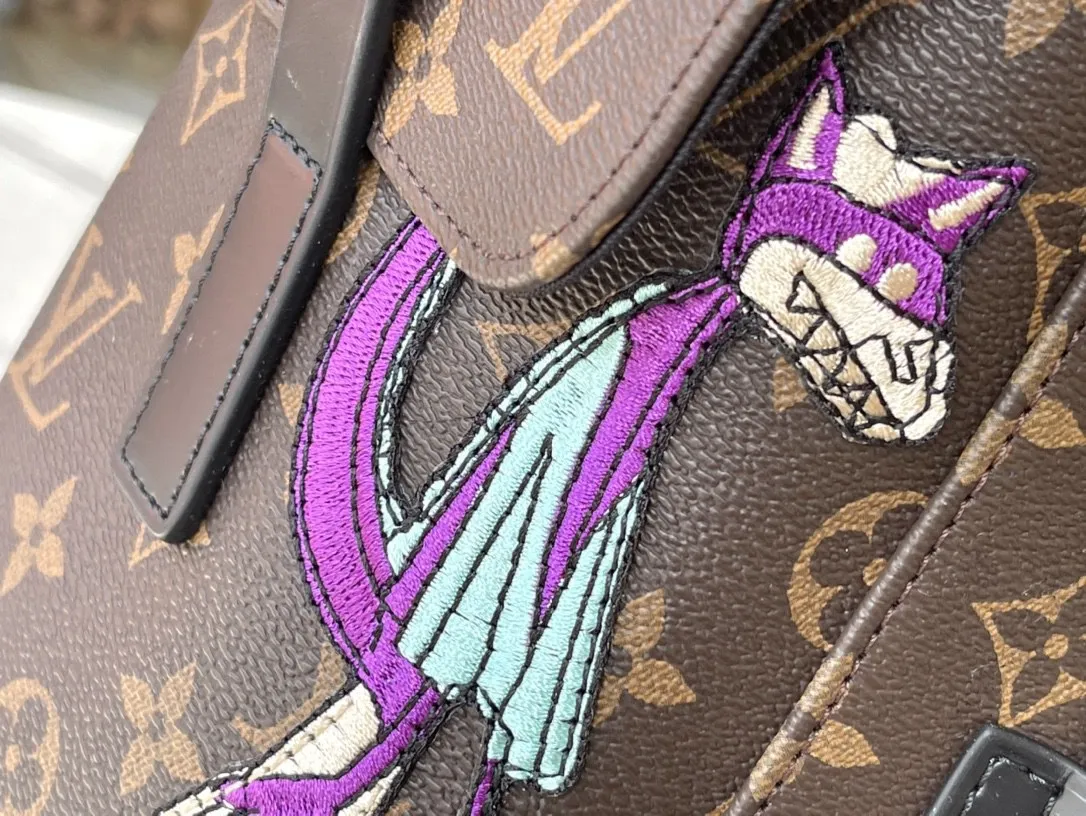 💰1000 Top Original M45617 2021 Spring/Summer Christopher Backpack is made of Monogram canvas, with embroidered patches depicting the image of Virgil Abloh's little friend in the "Zoooom with Friends" animated film. Inner and outer pockets make it easy to store tablets and more. Dimensions: 41 x 47 x 13 cm