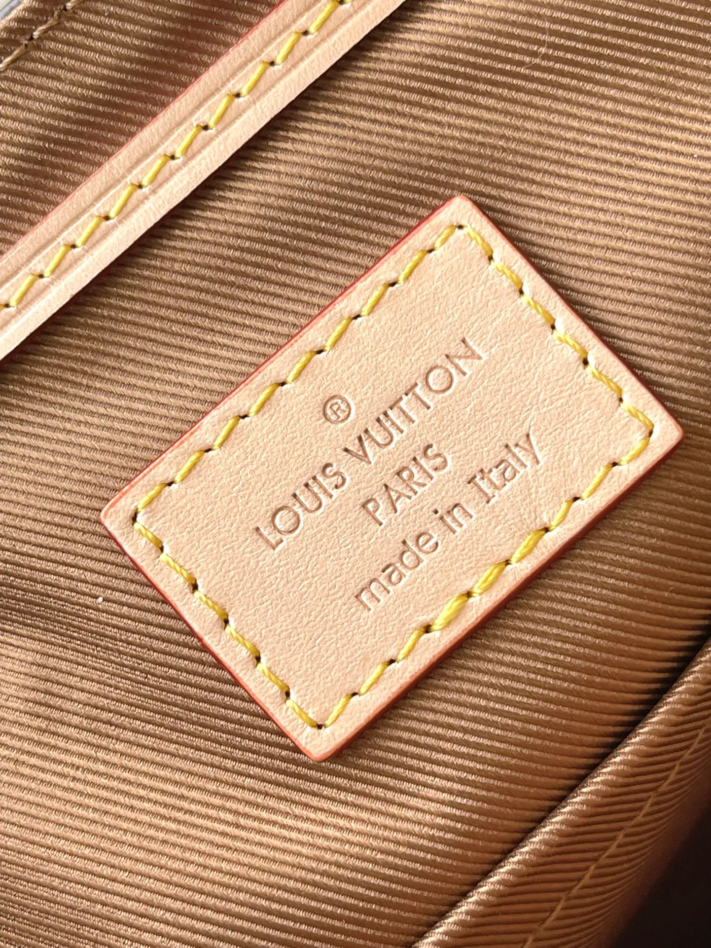 💰1000 The top original order M46932 supports counter inspection. The photo taken of duty-free goods is consistent with the product and has not been unpacked. This product is an exclusive duty-free product in the market and is the highest-end product. Inspection is supported. This product has passed strict inspection and is flawless. Please wear gloves when touching the product. This product is not returnable or exchangeable. Please confirm the product first and then remove the label on the handle. This product is temporarily not open to the public, only regular customers, and is in short supply. Dimensions: 21 x 23 x 10 cm