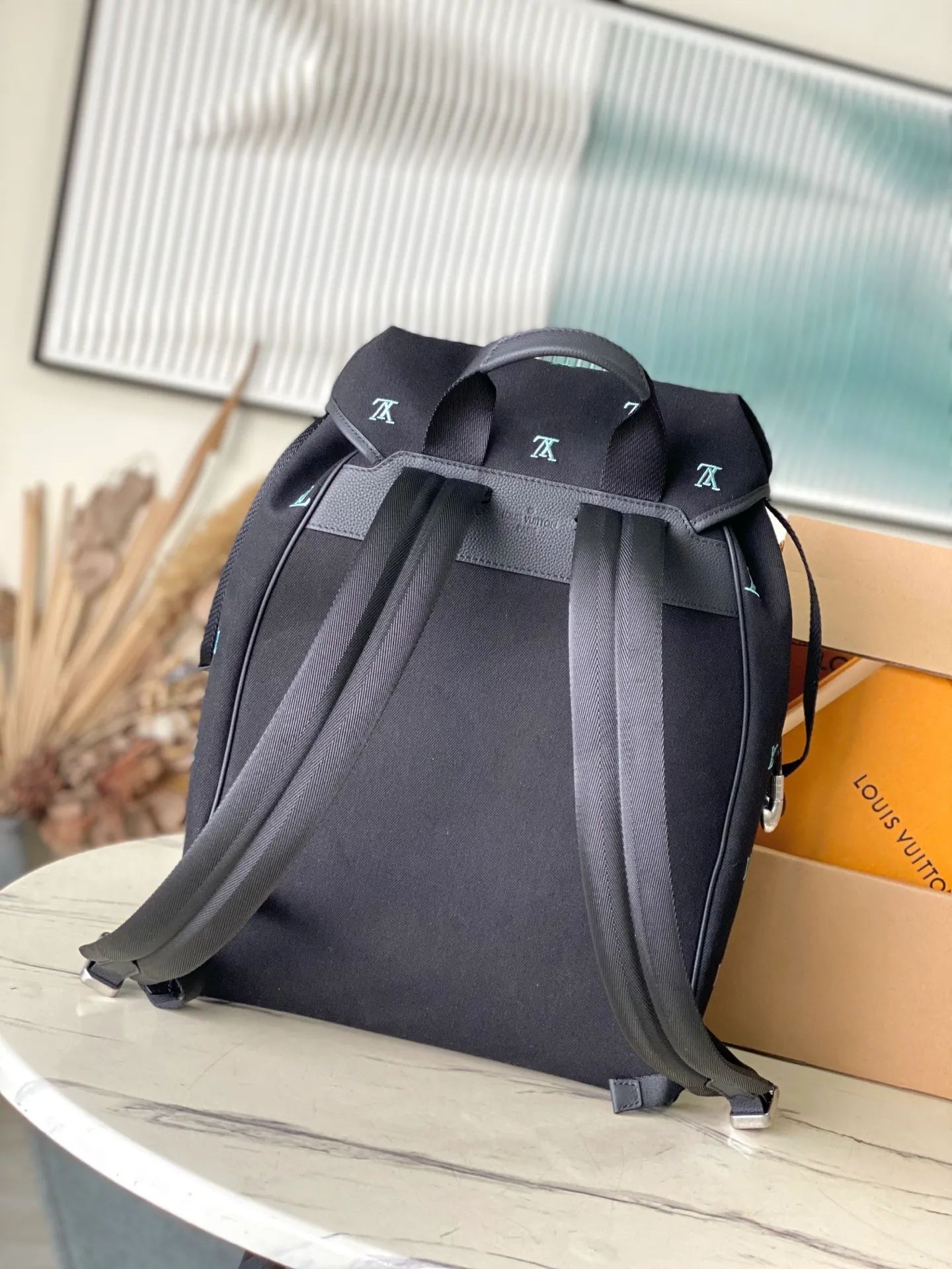 💰1220 (first-grain leather) top original item M14135 This Montsouris backpack is made of washed LV Blason denim, with dark tones to accentuate the gradient effect of the LV letters, showing Pharrel Williams’ creative ingenuity in translating graceful music into fashion language. The zippered front pocket provides easy access to everyday items, while the drawstring closure and magnetic laces provide ample space. Dimensions: 32 × 40 × 19 cm