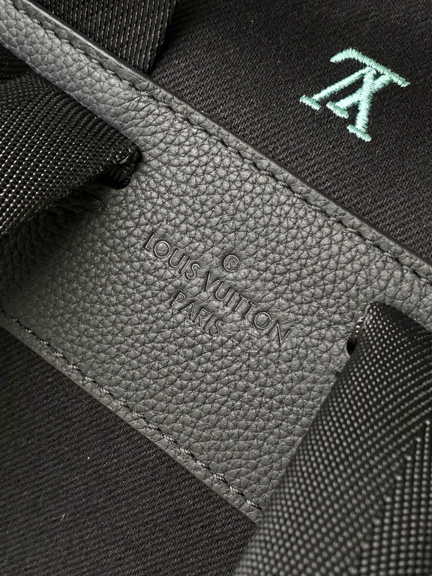 💰1220 (first-grain leather) top original item M14135 This Montsouris backpack is made of washed LV Blason denim, with dark tones to accentuate the gradient effect of the LV letters, showing Pharrel Williams’ creative ingenuity in translating graceful music into fashion language. The zippered front pocket provides easy access to everyday items, while the drawstring closure and magnetic laces provide ample space. Dimensions: 32 × 40 × 19 cm