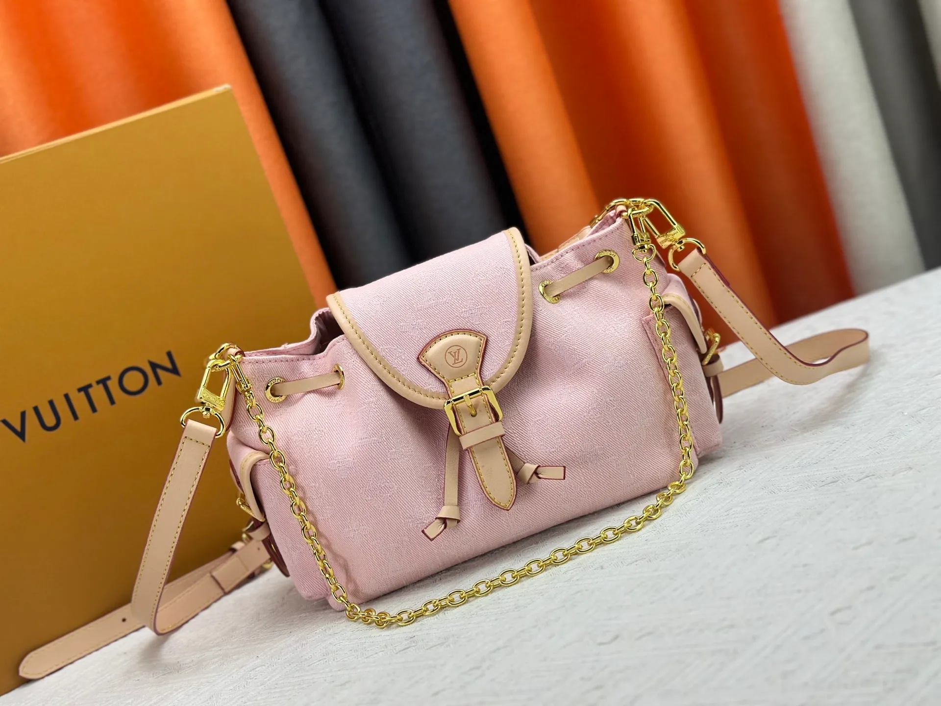 P290 Upgraded original M25085 This Odysée handbag is from the 2025 early autumn series, paying tribute to the brand heritage with a stylish everyday design. Dazzling buckles and detachable chains accentuate the Monogram canvas body, and the side pockets provide easy access to keys, lipstick and other small items. Dimensions: 27.0 x 17.0 x 12.0 cm (length x height x width)