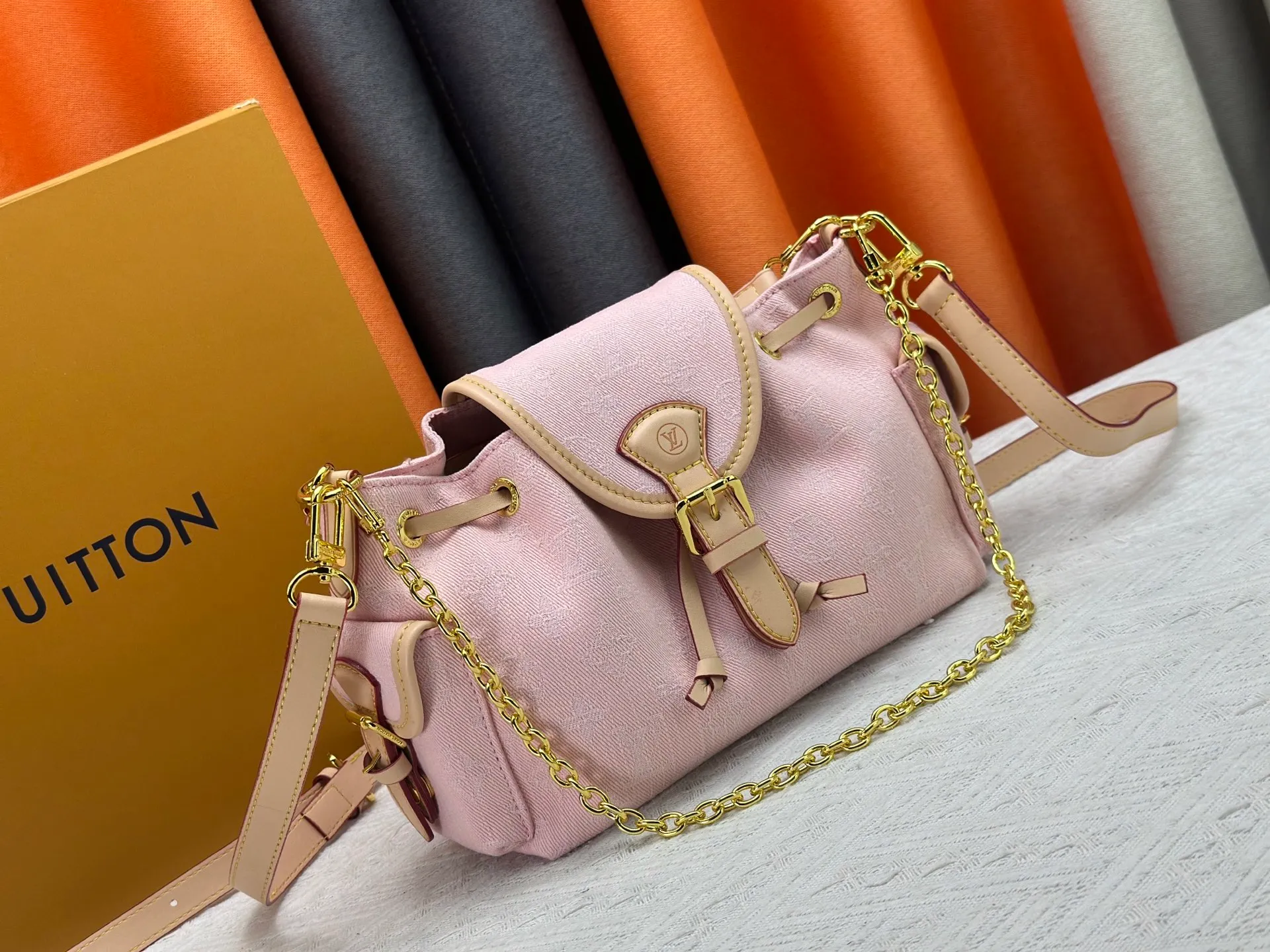 P290 Upgraded original M25085 This Odysée handbag is from the 2025 early autumn series, paying tribute to the brand heritage with a stylish everyday design. Dazzling buckles and detachable chains accentuate the Monogram canvas body, and the side pockets provide easy access to keys, lipstick and other small items. Dimensions: 27.0 x 17.0 x 12.0 cm (length x height x width)