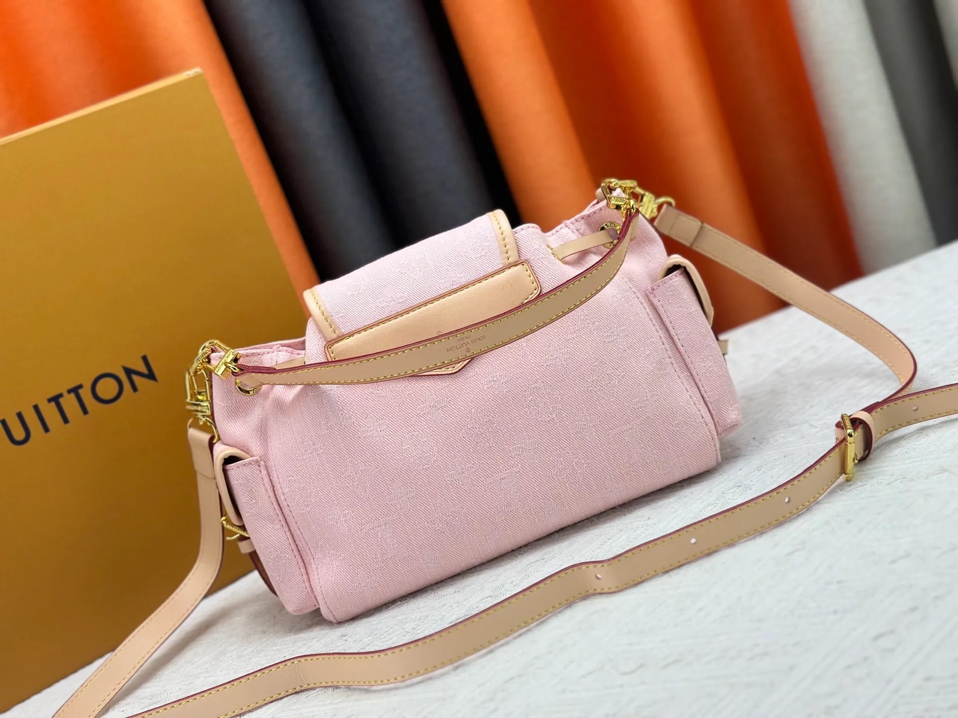 P290 Upgraded original M25085 This Odysée handbag is from the 2025 early autumn series, paying tribute to the brand heritage with a stylish everyday design. Dazzling buckles and detachable chains accentuate the Monogram canvas body, and the side pockets provide easy access to keys, lipstick and other small items. Dimensions: 27.0 x 17.0 x 12.0 cm (length x height x width)