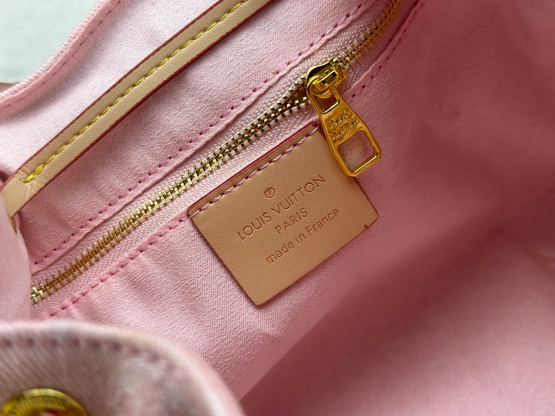 P290 Upgraded original M25085 This Odysée handbag is from the 2025 early autumn series, paying tribute to the brand heritage with a stylish everyday design. Dazzling buckles and detachable chains accentuate the Monogram canvas body, and the side pockets provide easy access to keys, lipstick and other small items. Dimensions: 27.0 x 17.0 x 12.0 cm (length x height x width)