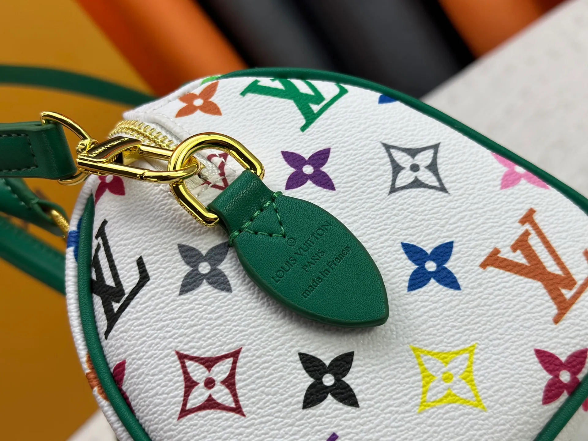 P260 upgraded original M58953 M46234 M46222 Speedy Bandoulière 20 handbag is made of soft coated canvas, and the full-length Monogram pattern is traced in colorful rainbow tones, highlighting the smart style of the Louis Vuitton x Murakami reissue series. The Toron handle and detachable shoulder strap are constructed of cow leather, the metal corners recall classic luggage elements, and the bow-shaped key bag and padlock add brand touches. Dimensions: 20.5 x 13.5 x 12.0 cm (length x height x width)