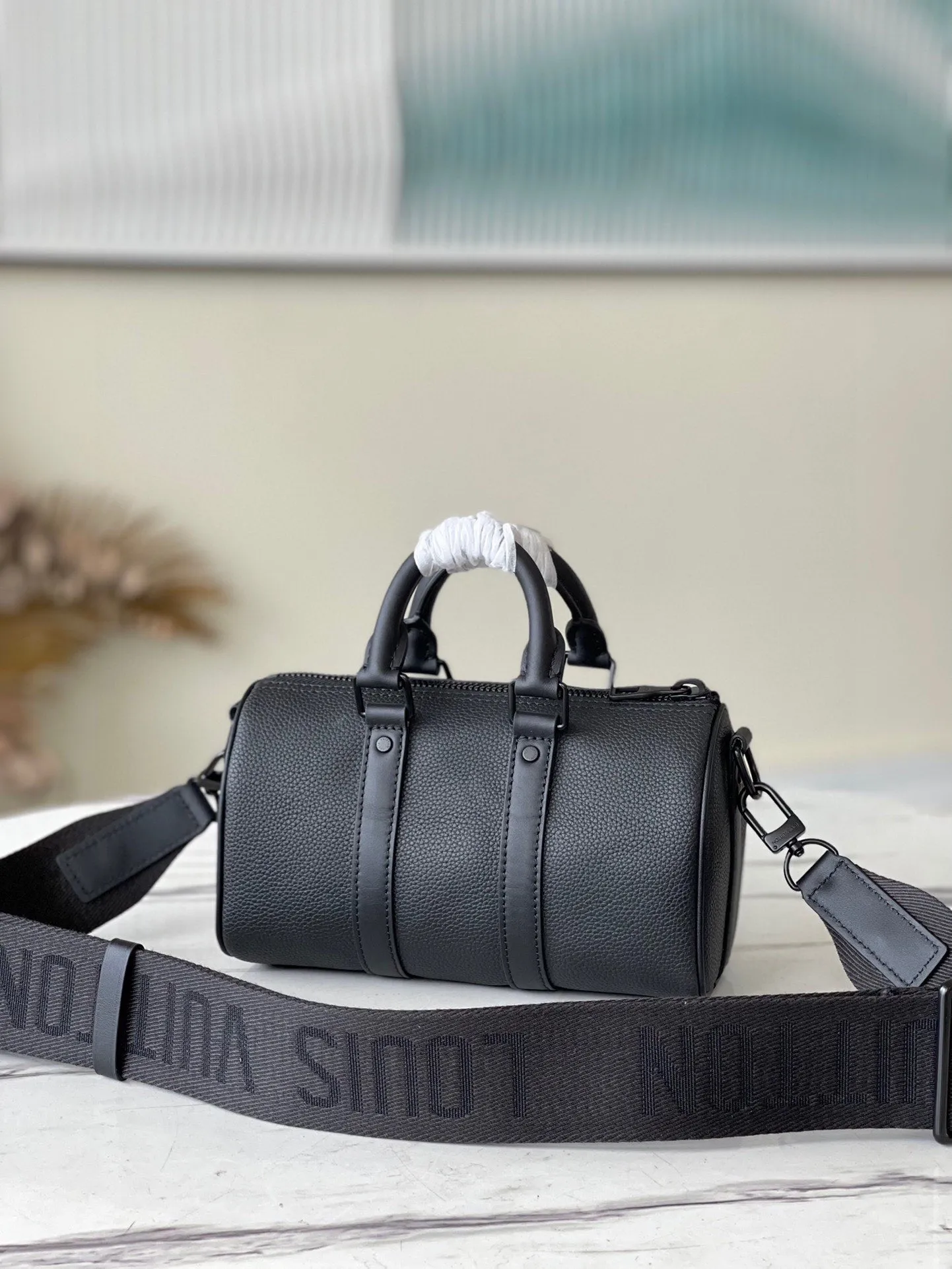 💰1040 (top-grain leather) top-quality original M80950 This handbag condenses the classic silhouette of the Keepall travel bag. It has the soft texture of Aerogram full-grain cow leather like old aviation letterheads, and is embellished with matte metal letters. With its clever use of leather handles and removable jacquard shoulder strap, it's easy to carry with you in trendy style. Dimensions: 21 x 12 x 9 cm