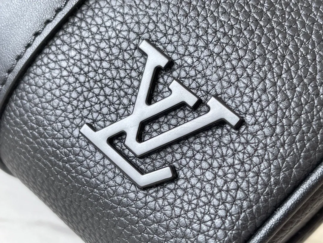 💰1040 (top-grain leather) top-quality original M80950 This handbag condenses the classic silhouette of the Keepall travel bag. It has the soft texture of Aerogram full-grain cow leather like old aviation letterheads, and is embellished with matte metal letters. With its clever use of leather handles and removable jacquard shoulder strap, it's easy to carry with you in trendy style. Dimensions: 21 x 12 x 9 cm