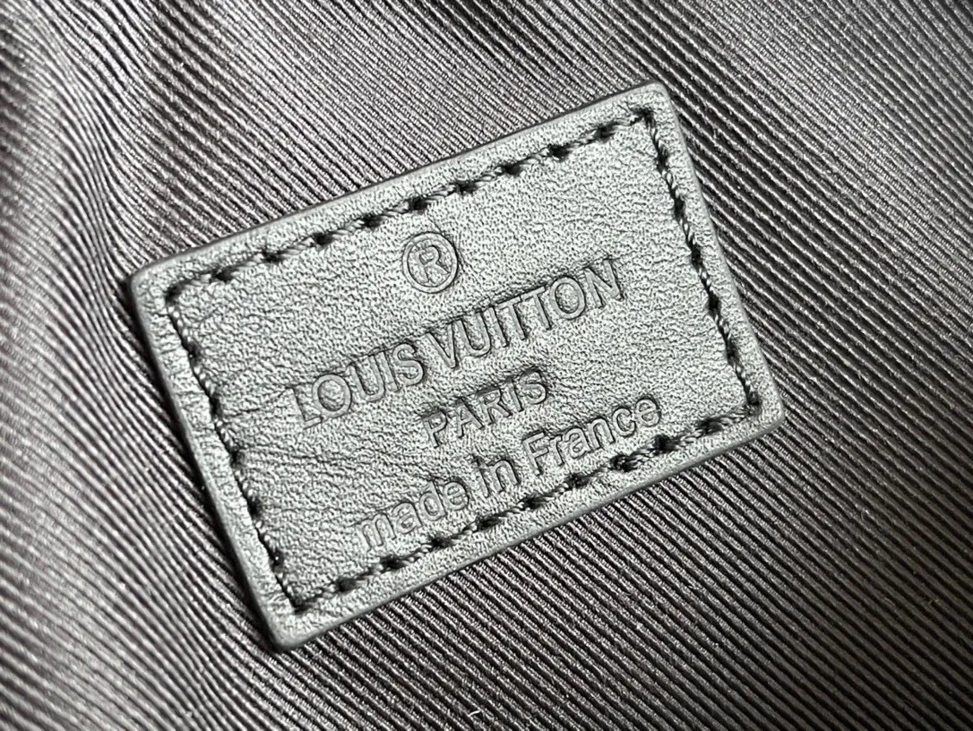 💰1040 (top-grain leather) top-quality original M80950 This handbag condenses the classic silhouette of the Keepall travel bag. It has the soft texture of Aerogram full-grain cow leather like old aviation letterheads, and is embellished with matte metal letters. With its clever use of leather handles and removable jacquard shoulder strap, it's easy to carry with you in trendy style. Dimensions: 21 x 12 x 9 cm