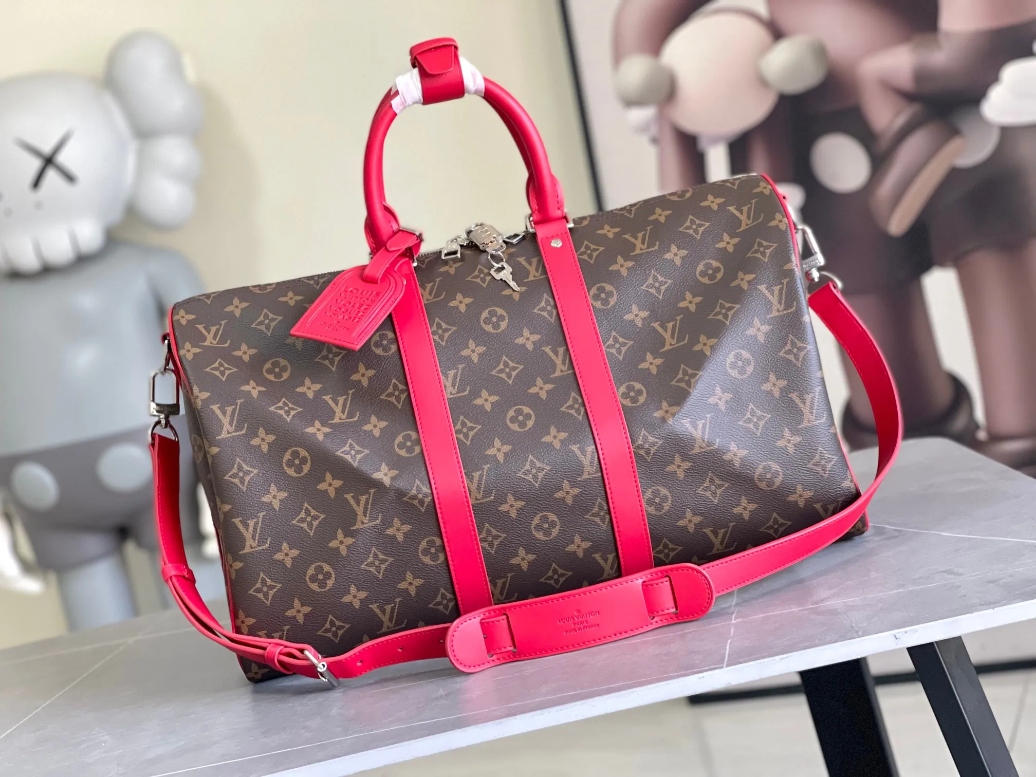 💰1100 Top Original M13807 Rose Red.13808 Red This Keepall Bandoulière 45 travel bag is made of Monogram Giant coated canvas with Monogram Reverse trim, paying tribute to the brand's iconic pattern. Luxurious fabric lining with zippered interior pocket, removable and adjustable leather shoulder strap and top handle allow for a variety of carrying options. Size: 45x27x20cm