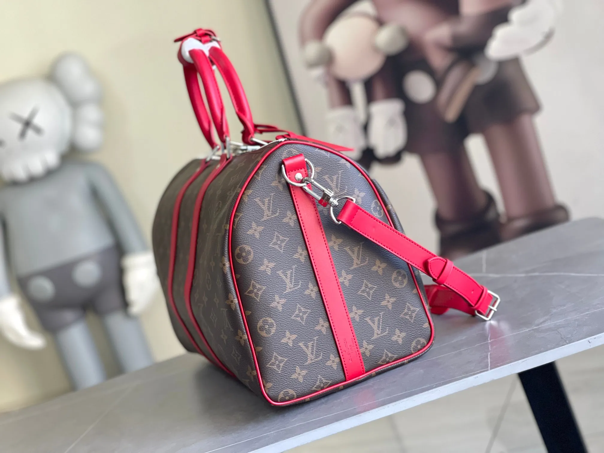 💰1100 Top Original M13807 Rose Red.13808 Red This Keepall Bandoulière 45 travel bag is made of Monogram Giant coated canvas with Monogram Reverse trim, paying tribute to the brand's iconic pattern. Luxurious fabric lining with zippered interior pocket, removable and adjustable leather shoulder strap and top handle allow for a variety of carrying options. Size: 45x27x20cm