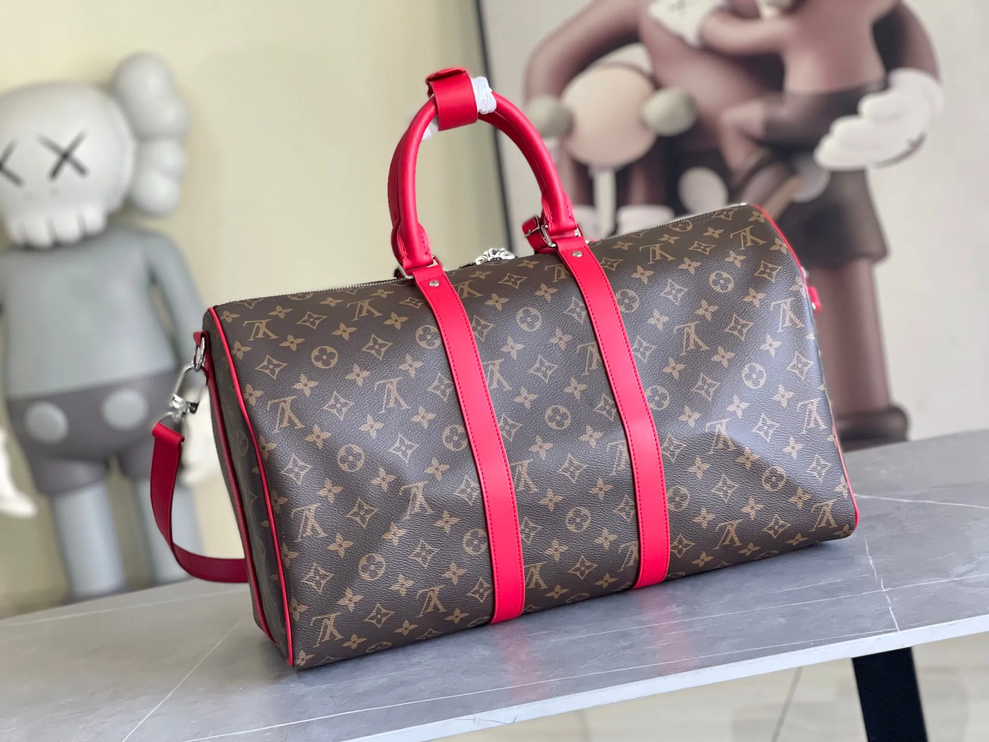 💰1100 Top Original M13807 Rose Red.13808 Red This Keepall Bandoulière 45 travel bag is made of Monogram Giant coated canvas with Monogram Reverse trim, paying tribute to the brand's iconic pattern. Luxurious fabric lining with zippered interior pocket, removable and adjustable leather shoulder strap and top handle allow for a variety of carrying options. Size: 45x27x20cm