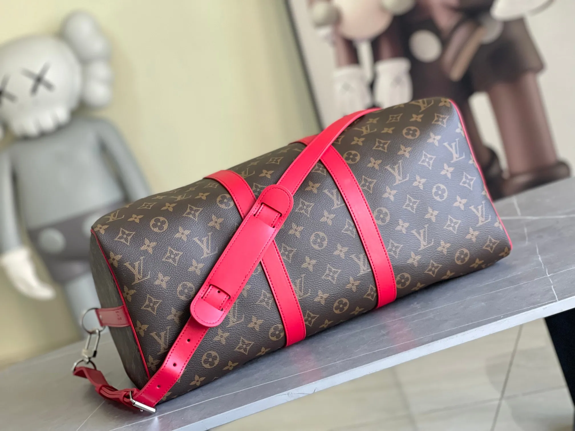 💰1100 Top Original M13807 Rose Red.13808 Red This Keepall Bandoulière 45 travel bag is made of Monogram Giant coated canvas with Monogram Reverse trim, paying tribute to the brand's iconic pattern. Luxurious fabric lining with zippered interior pocket, removable and adjustable leather shoulder strap and top handle allow for a variety of carrying options. Size: 45x27x20cm