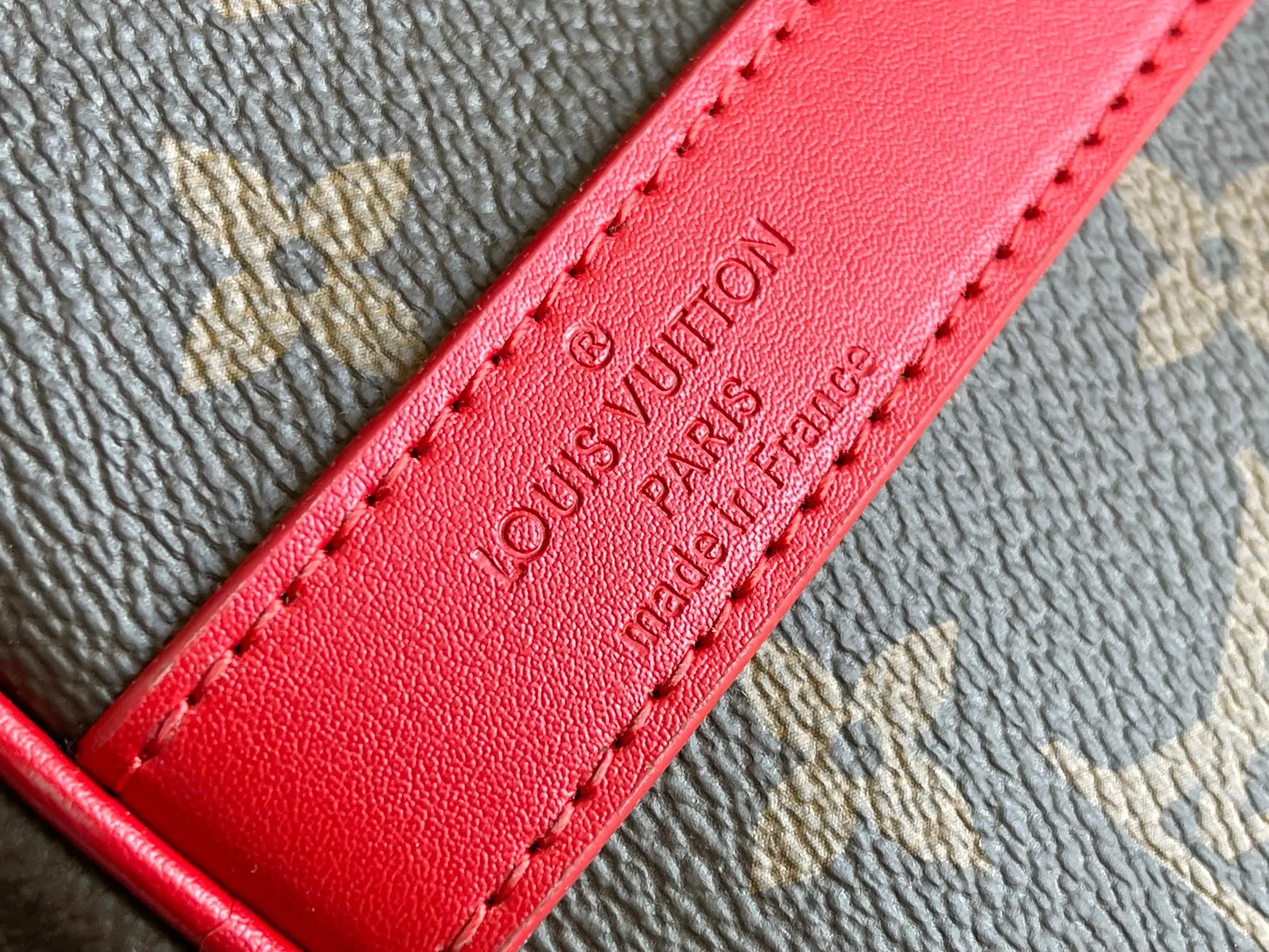 💰1100 Top Original M13807 Rose Red.13808 Red This Keepall Bandoulière 45 travel bag is made of Monogram Giant coated canvas with Monogram Reverse trim, paying tribute to the brand's iconic pattern. Luxurious fabric lining with zippered interior pocket, removable and adjustable leather shoulder strap and top handle allow for a variety of carrying options. Size: 45x27x20cm