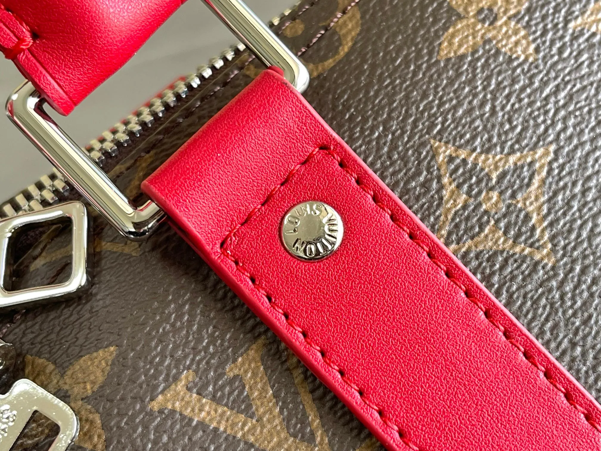 💰1100 Top Original M13807 Rose Red.13808 Red This Keepall Bandoulière 45 travel bag is made of Monogram Giant coated canvas with Monogram Reverse trim, paying tribute to the brand's iconic pattern. Luxurious fabric lining with zippered interior pocket, removable and adjustable leather shoulder strap and top handle allow for a variety of carrying options. Size: 45x27x20cm