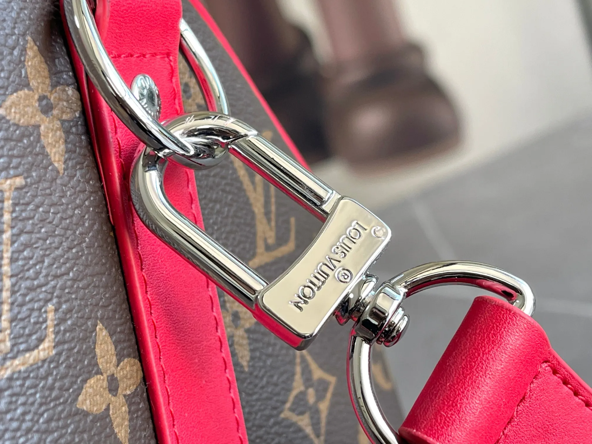 💰1100 Top Original M13807 Rose Red.13808 Red This Keepall Bandoulière 45 travel bag is made of Monogram Giant coated canvas with Monogram Reverse trim, paying tribute to the brand's iconic pattern. Luxurious fabric lining with zippered interior pocket, removable and adjustable leather shoulder strap and top handle allow for a variety of carrying options. Size: 45x27x20cm