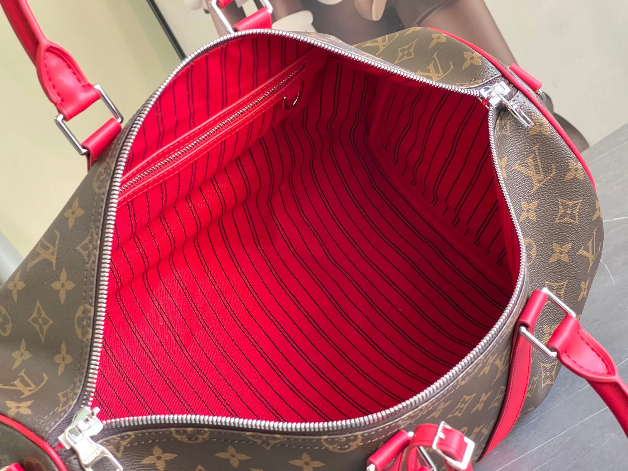 💰1100 Top Original M13807 Rose Red.13808 Red This Keepall Bandoulière 45 travel bag is made of Monogram Giant coated canvas with Monogram Reverse trim, paying tribute to the brand's iconic pattern. Luxurious fabric lining with zippered interior pocket, removable and adjustable leather shoulder strap and top handle allow for a variety of carrying options. Size: 45x27x20cm