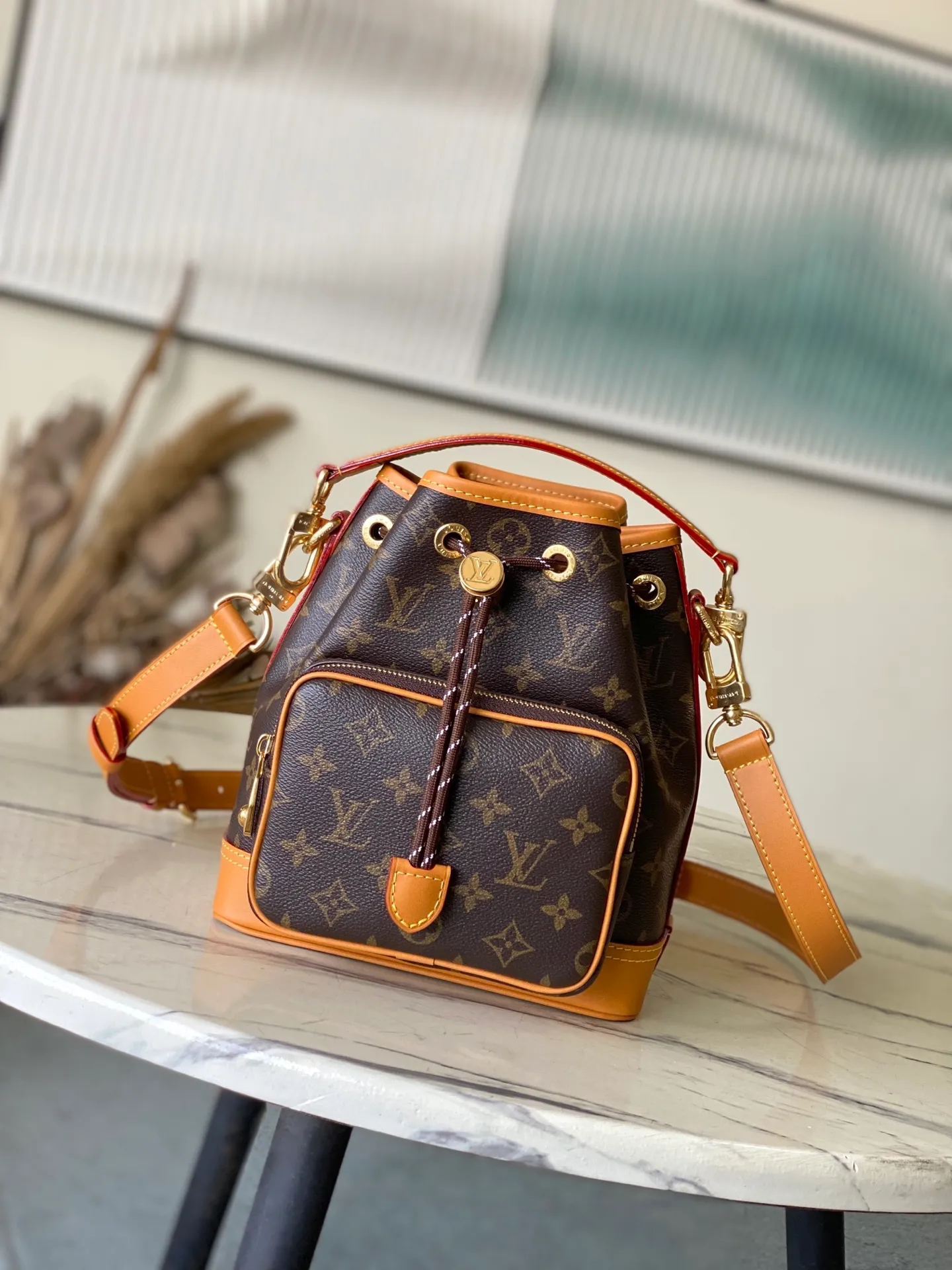💰1200 Top original order M14017 Noe Cargo bucket bag is constructed of Monogram canvas and decorated with distressed leather trim. It inherits the Noe bucket bag designed in 1932 for carrying champagne bottles. The large front pockets and refined details nod to Louis Vuitton's rich history while meeting modern needs. The top handle and shoulder strap are detachable for flexible portability. Dimensions: 22 × 24 × 16 cm