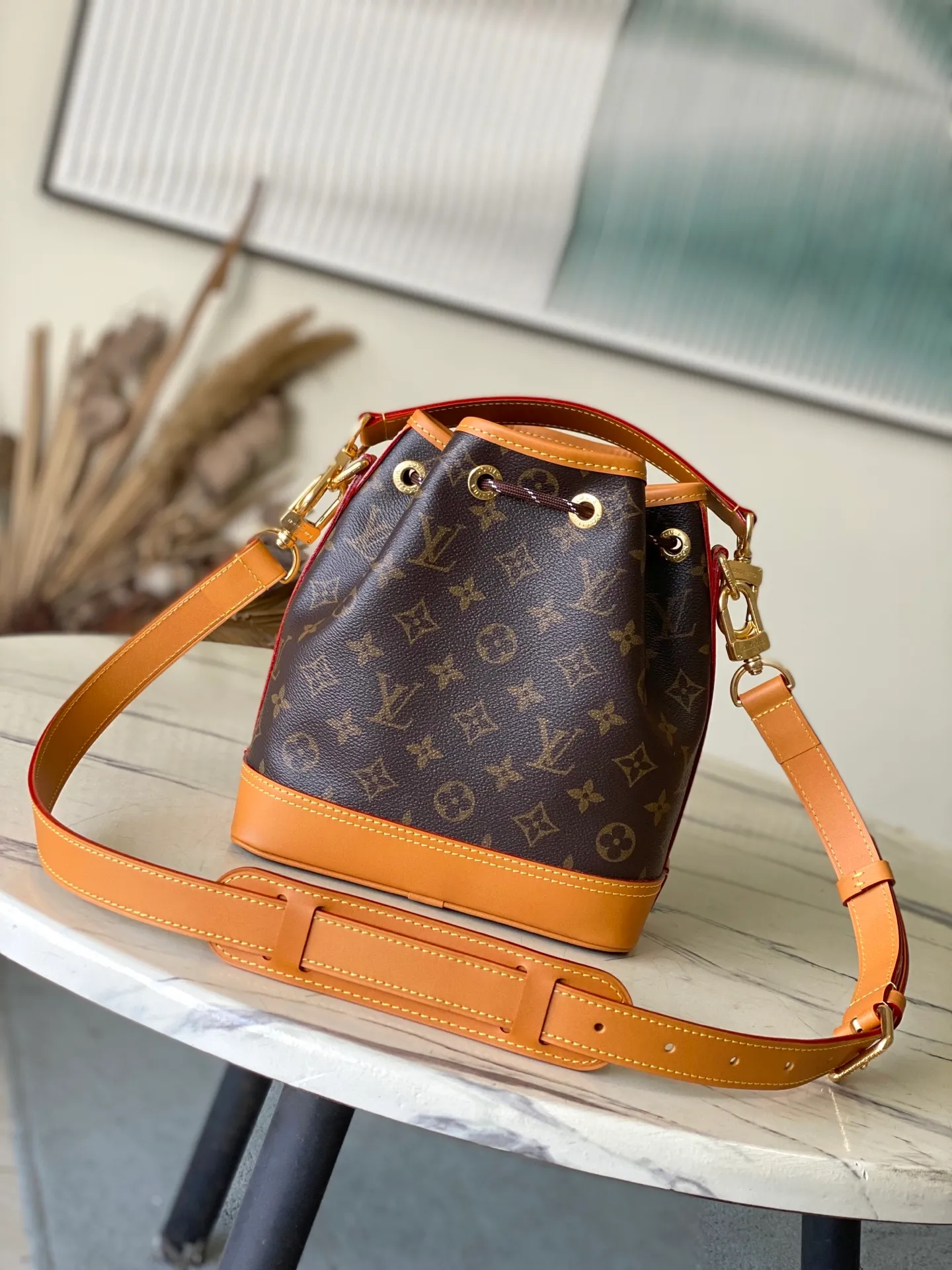 💰1200 Top original order M14017 Noe Cargo bucket bag is constructed of Monogram canvas and decorated with distressed leather trim. It inherits the Noe bucket bag designed in 1932 for carrying champagne bottles. The large front pockets and refined details nod to Louis Vuitton's rich history while meeting modern needs. The top handle and shoulder strap are detachable for flexible portability. Dimensions: 22 × 24 × 16 cm