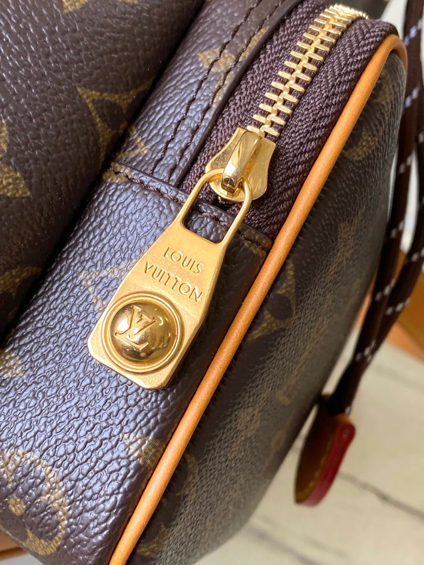 💰1200 Top original order M14017 Noe Cargo bucket bag is constructed of Monogram canvas and decorated with distressed leather trim. It inherits the Noe bucket bag designed in 1932 for carrying champagne bottles. The large front pockets and refined details nod to Louis Vuitton's rich history while meeting modern needs. The top handle and shoulder strap are detachable for flexible portability. Dimensions: 22 × 24 × 16 cm