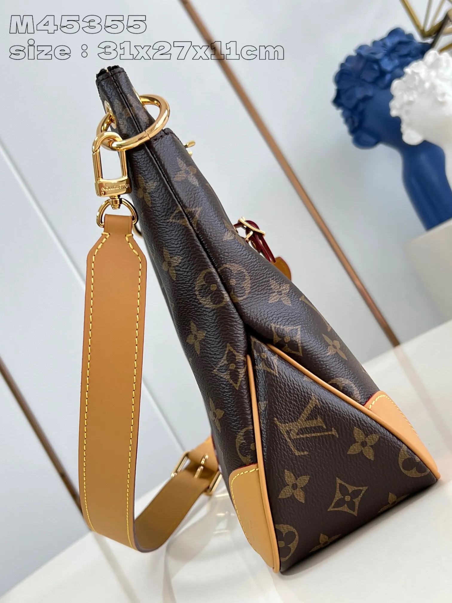 💰860 top original order [Exclusive real shot M45354 yellow] Louis Vuitton launches the new Odeon small handbag in the autumn and winter of 2020, integrating elegant style and practical function. Monogram canvas is complemented by a zipper design to create ample interior space, and the leather nameplate and reinforced leather corners continue the brand heritage. Adjustable leather strap allows for comfortable shoulder or cross-body wear. 31x 27x11 cm (height x width x length)
