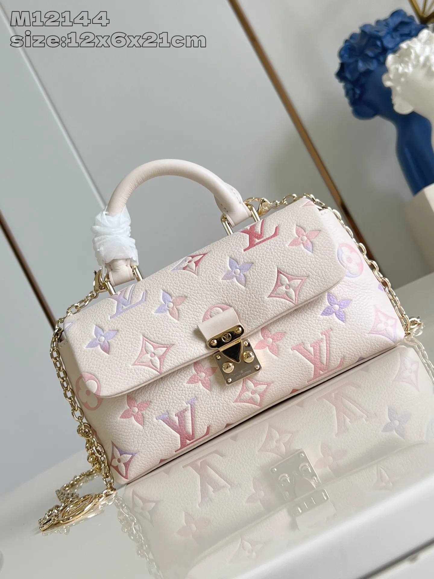 💰980 (top layer leather) top-quality original individual real shot M12144 color gradient] M25596 This Nano Madeleine handbag bathes in the dreamy colors of the new season, and can easily complete various styles. Classic Monogram Empreinte leather bag with signature S-lock clasp, LV Circle decoration and detachable chain. Plenty of space to accommodate daily needs, and multiple carrying methods make it easy to travel with. 12.5 x 6 x 21 cm (height x width x length)