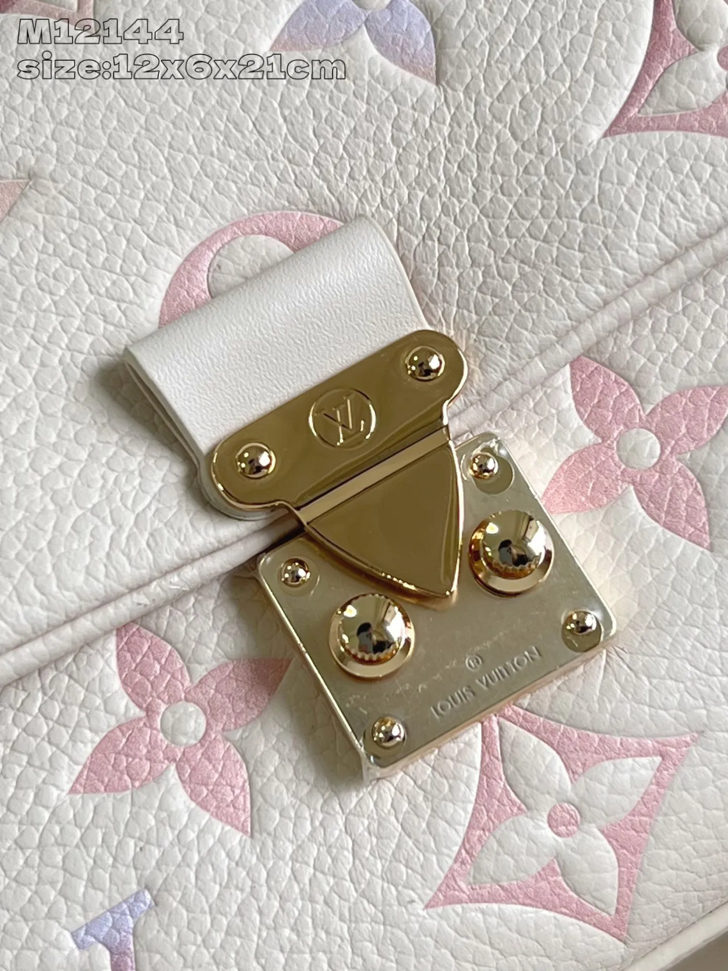 💰980 (top layer leather) top-quality original individual real shot M12144 color gradient] M25596 This Nano Madeleine handbag bathes in the dreamy colors of the new season, and can easily complete various styles. Classic Monogram Empreinte leather bag with signature S-lock clasp, LV Circle decoration and detachable chain. Plenty of space to accommodate daily needs, and multiple carrying methods make it easy to travel with. 12.5 x 6 x 21 cm (height x width x length)