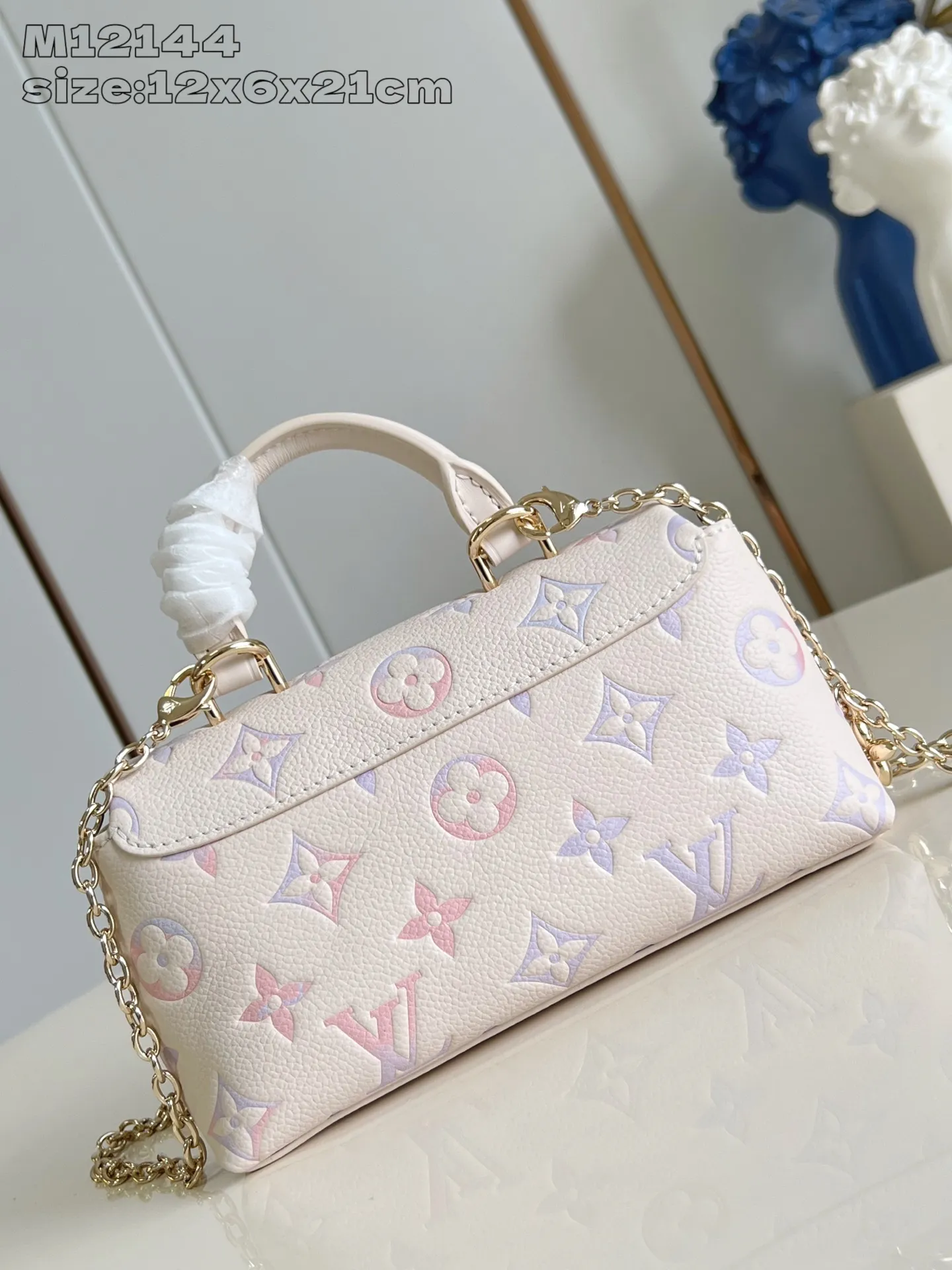 💰980 (top layer leather) top-quality original individual real shot M12144 color gradient] M25596 This Nano Madeleine handbag bathes in the dreamy colors of the new season, and can easily complete various styles. Classic Monogram Empreinte leather bag with signature S-lock clasp, LV Circle decoration and detachable chain. Plenty of space to accommodate daily needs, and multiple carrying methods make it easy to travel with. 12.5 x 6 x 21 cm (height x width x length)