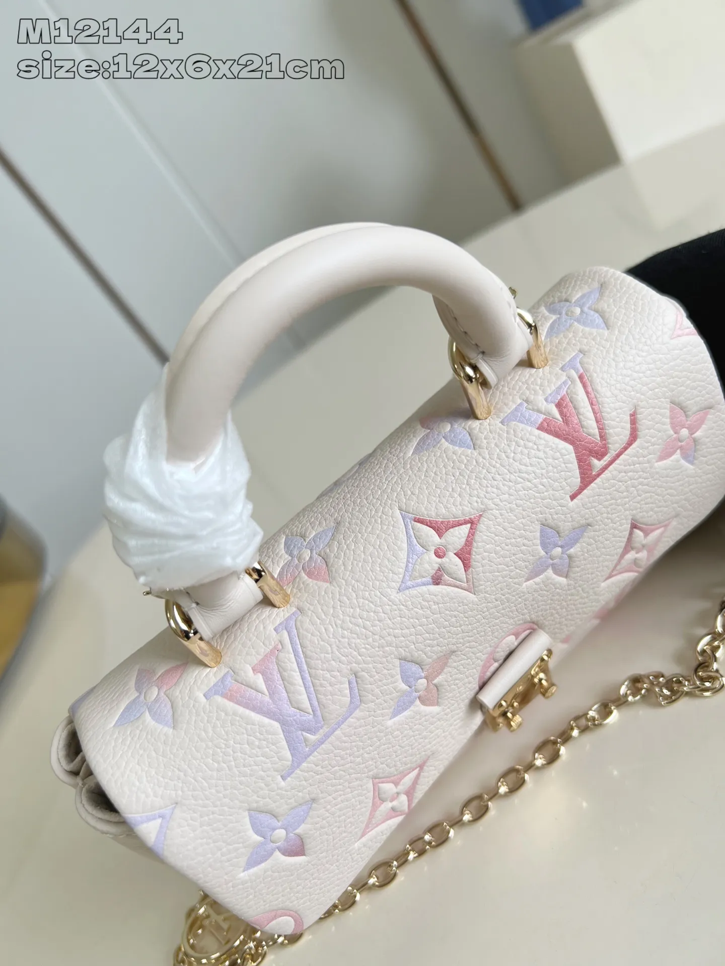 💰980 (top layer leather) top-quality original individual real shot M12144 color gradient] M25596 This Nano Madeleine handbag bathes in the dreamy colors of the new season, and can easily complete various styles. Classic Monogram Empreinte leather bag with signature S-lock clasp, LV Circle decoration and detachable chain. Plenty of space to accommodate daily needs, and multiple carrying methods make it easy to travel with. 12.5 x 6 x 21 cm (height x width x length)