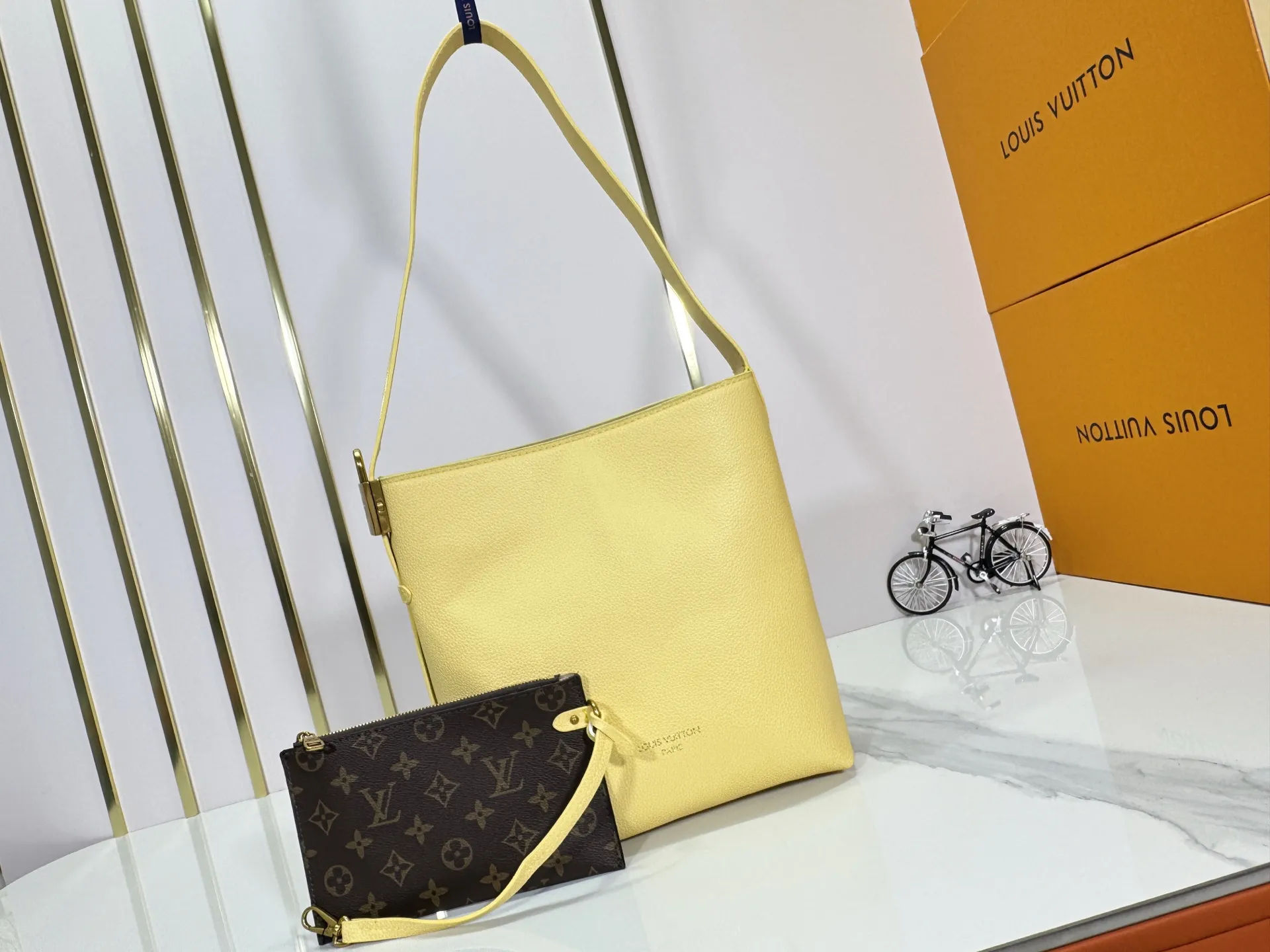 P240 Upgraded original (imitation original) M24988 M24974 M24856 M25022 M25352 M25353 M12982 M14265 M25354 This Low Key Hobo handbag is made of smooth cow leather with suede cow leather lining. It can accommodate short wallets, large smartphones, keys and other small items. The shoulder strap is adjustable with a padlock buckle, and a removable Monogram canvas zippered interior pocket keeps it organized. Dimensions: 24.0 x 28.0 x 16.0 cm (length x height x width)