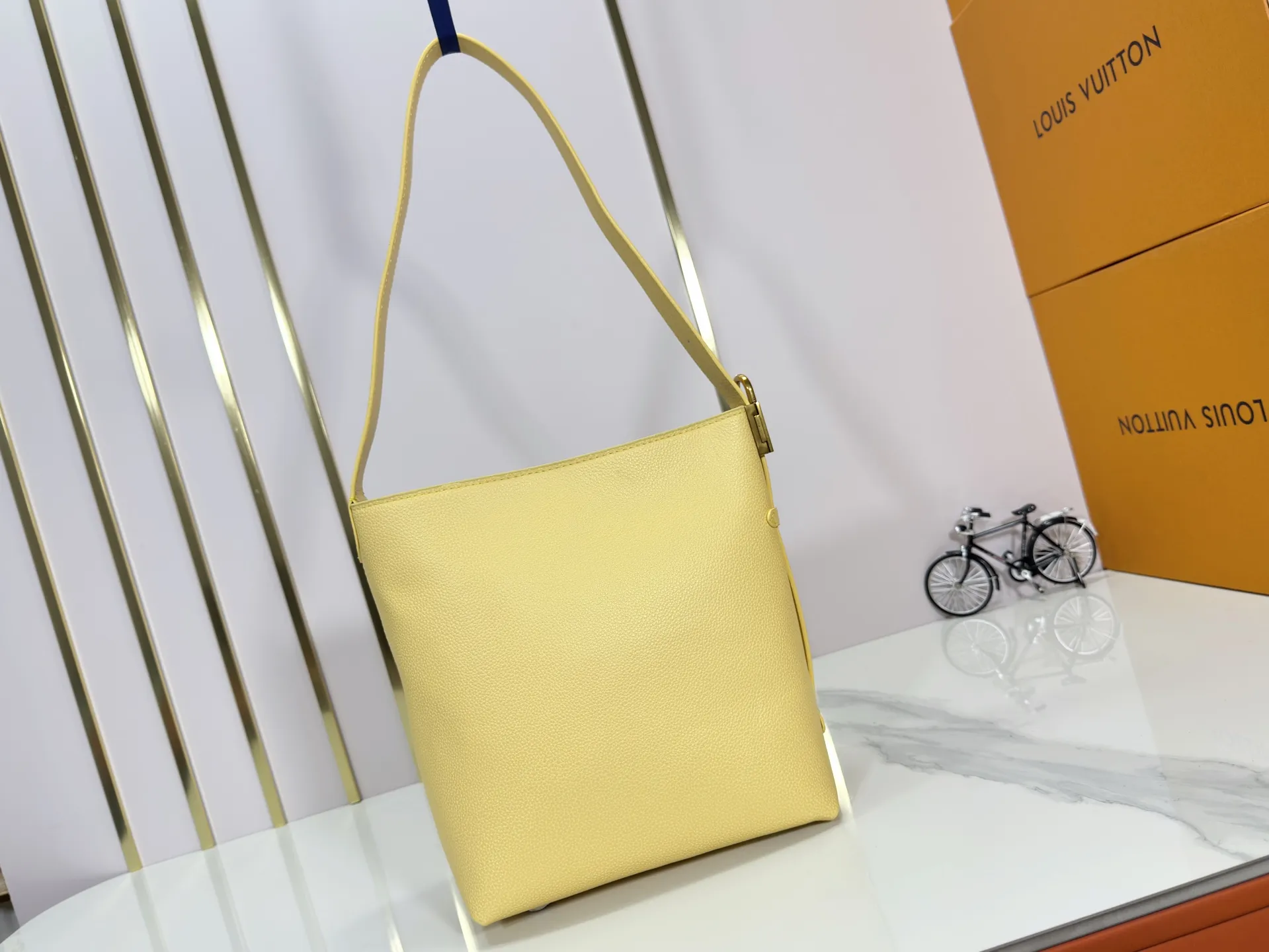 P240 Upgraded original (imitation original) M24988 M24974 M24856 M25022 M25352 M25353 M12982 M14265 M25354 This Low Key Hobo handbag is made of smooth cow leather with suede cow leather lining. It can accommodate short wallets, large smartphones, keys and other small items. The shoulder strap is adjustable with a padlock buckle, and a removable Monogram canvas zippered interior pocket keeps it organized. Dimensions: 24.0 x 28.0 x 16.0 cm (length x height x width)