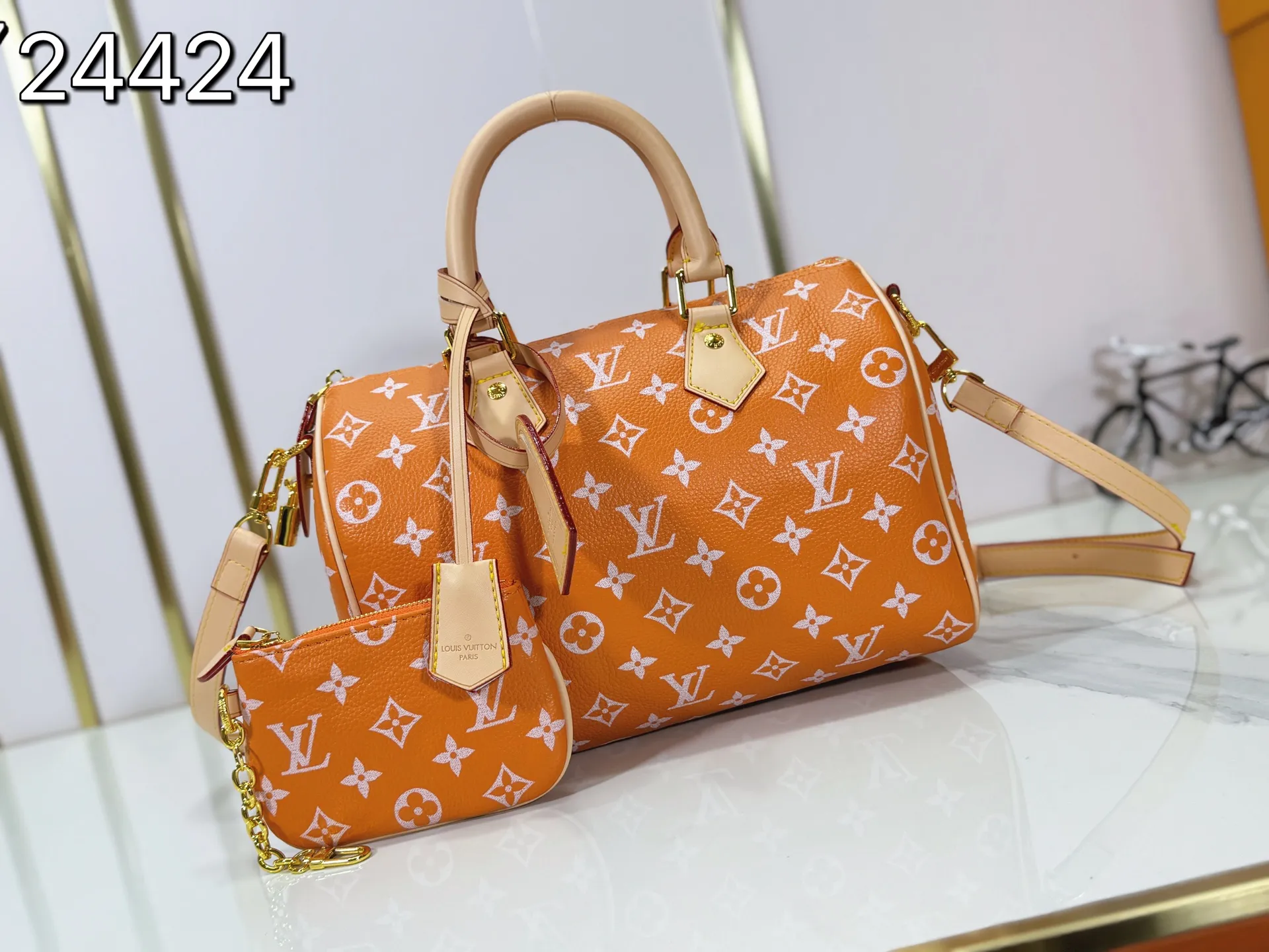 P280 Upgraded original M24424 M24425 M24426 M24423 M24443 M This Speedy Bandoulière 25 Monogram Leather handbag is made of soft cow leather and uses Monogram pattern to reproduce the elegant look and feel of canvas printing. Dazzling metal hardware, sheepskin lining and nameplate all reflect Creative Director Pharrell Williams' relentless attention to detail. Dimensions: 25.0 x 15.0 x 15.0 cm (length x height x width)