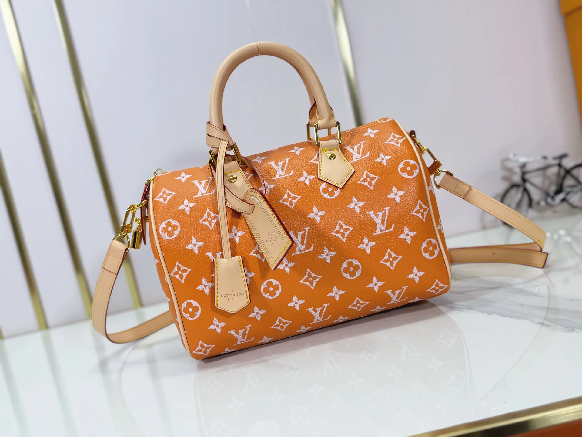 P280 Upgraded original M24424 M24425 M24426 M24423 M24443 M This Speedy Bandoulière 25 Monogram Leather handbag is made of soft cow leather and uses Monogram pattern to reproduce the elegant look and feel of canvas printing. Dazzling metal hardware, sheepskin lining and nameplate all reflect Creative Director Pharrell Williams' relentless attention to detail. Dimensions: 25.0 x 15.0 x 15.0 cm (length x height x width)