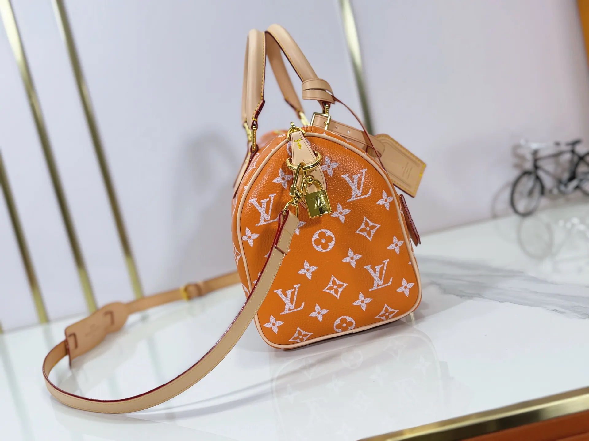 P280 Upgraded original M24424 M24425 M24426 M24423 M24443 M This Speedy Bandoulière 25 Monogram Leather handbag is made of soft cow leather and uses Monogram pattern to reproduce the elegant look and feel of canvas printing. Dazzling metal hardware, sheepskin lining and nameplate all reflect Creative Director Pharrell Williams' relentless attention to detail. Dimensions: 25.0 x 15.0 x 15.0 cm (length x height x width)