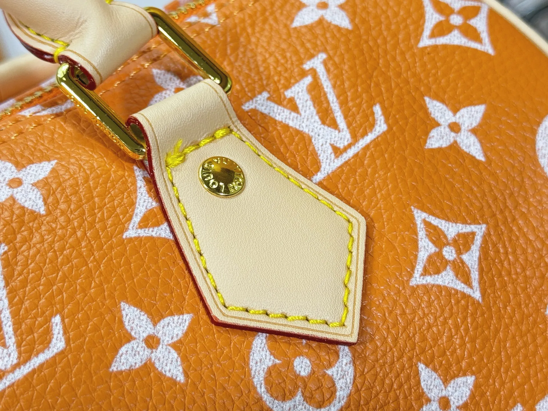 P280 Upgraded original M24424 M24425 M24426 M24423 M24443 M This Speedy Bandoulière 25 Monogram Leather handbag is made of soft cow leather and uses Monogram pattern to reproduce the elegant look and feel of canvas printing. Dazzling metal hardware, sheepskin lining and nameplate all reflect Creative Director Pharrell Williams' relentless attention to detail. Dimensions: 25.0 x 15.0 x 15.0 cm (length x height x width)
