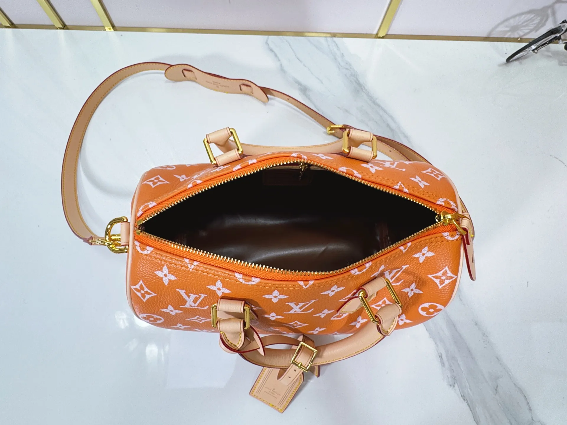 P280 Upgraded original M24424 M24425 M24426 M24423 M24443 M This Speedy Bandoulière 25 Monogram Leather handbag is made of soft cow leather and uses Monogram pattern to reproduce the elegant look and feel of canvas printing. Dazzling metal hardware, sheepskin lining and nameplate all reflect Creative Director Pharrell Williams' relentless attention to detail. Dimensions: 25.0 x 15.0 x 15.0 cm (length x height x width)