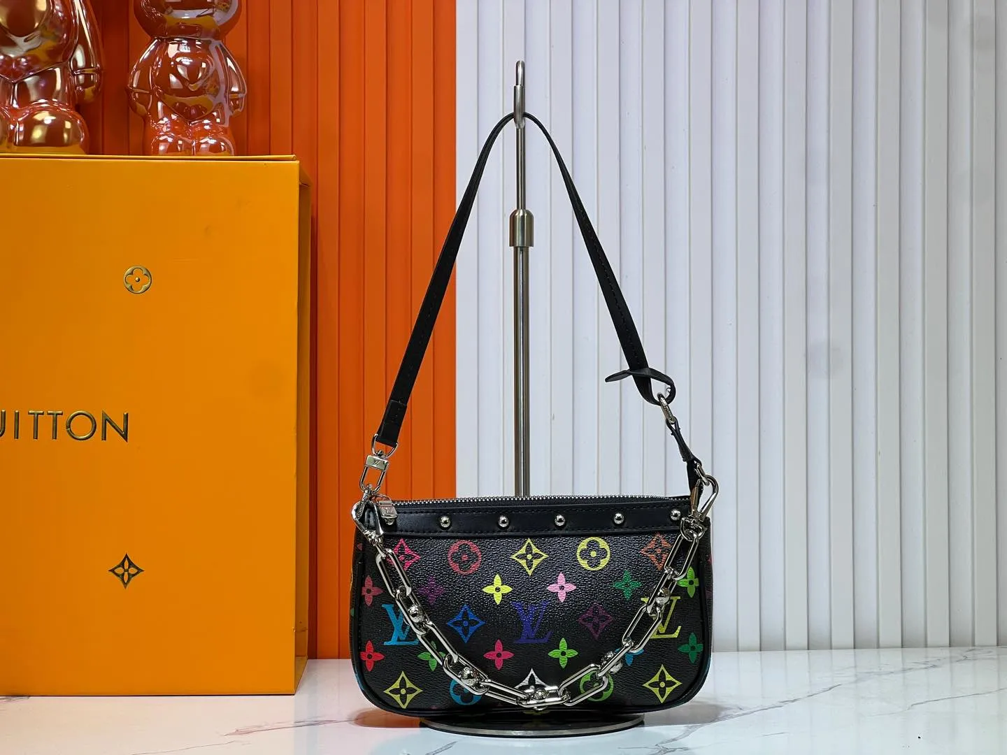Batch 220💰M13404 Black color White color This Pochette Accessoires handbag is made of coated canvas, with colorful Monogram patterns to interpret the smart style of the Louis Vuitton × Murakami cross-border collaboration series. Calf leather trim and dazzling hardware add to the sophisticated details, while the detachable shoulder strap and chain provide flexible carry. Size: 22x13x4cm