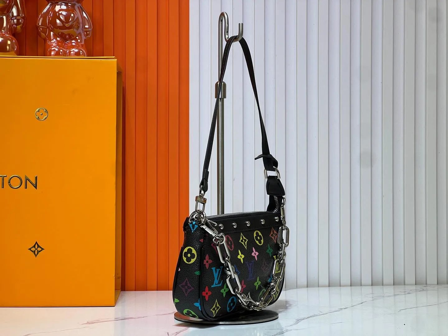 Batch 220💰M13404 Black color White color This Pochette Accessoires handbag is made of coated canvas, with colorful Monogram patterns to interpret the smart style of the Louis Vuitton × Murakami cross-border collaboration series. Calf leather trim and dazzling hardware add to the sophisticated details, while the detachable shoulder strap and chain provide flexible carry. Size: 22x13x4cm