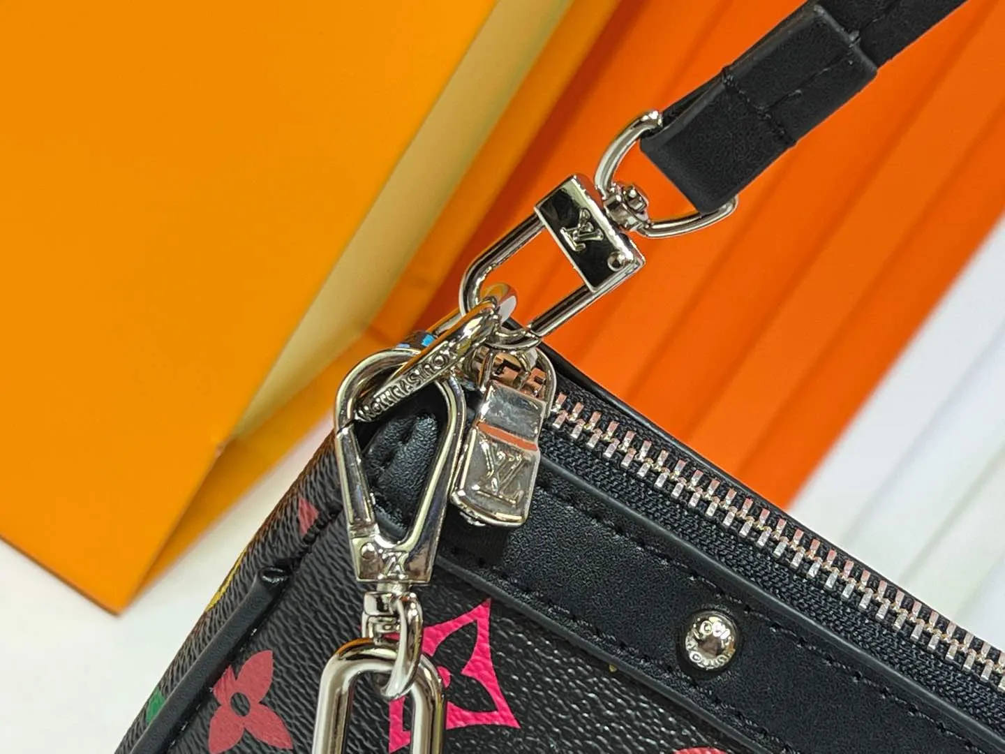 Batch 220💰M13404 Black color White color This Pochette Accessoires handbag is made of coated canvas, with colorful Monogram patterns to interpret the smart style of the Louis Vuitton × Murakami cross-border collaboration series. Calf leather trim and dazzling hardware add to the sophisticated details, while the detachable shoulder strap and chain provide flexible carry. Size: 22x13x4cm