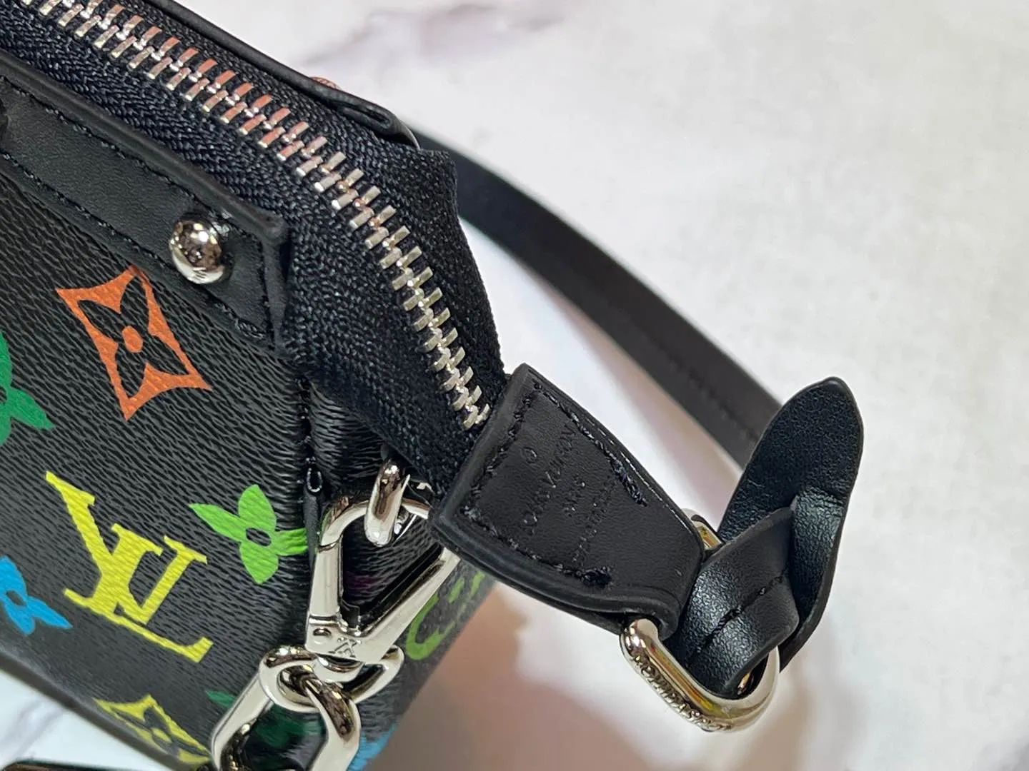 Batch 220💰M13404 Black color White color This Pochette Accessoires handbag is made of coated canvas, with colorful Monogram patterns to interpret the smart style of the Louis Vuitton × Murakami cross-border collaboration series. Calf leather trim and dazzling hardware add to the sophisticated details, while the detachable shoulder strap and chain provide flexible carry. Size: 22x13x4cm