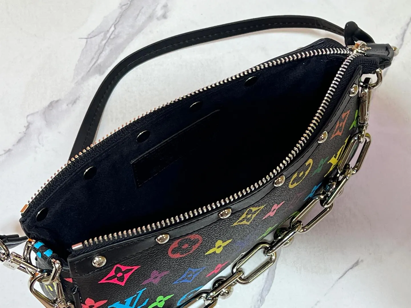 Batch 220💰M13404 Black color White color This Pochette Accessoires handbag is made of coated canvas, with colorful Monogram patterns to interpret the smart style of the Louis Vuitton × Murakami cross-border collaboration series. Calf leather trim and dazzling hardware add to the sophisticated details, while the detachable shoulder strap and chain provide flexible carry. Size: 22x13x4cm