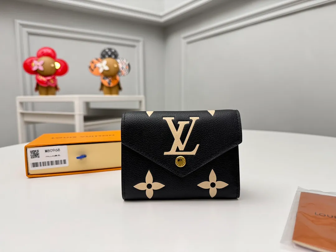 Factory price 380 [Top original order] M80968 black 👏👏 This Victorine wallet is made of soft grained Monogram Empreinte embossed leather and decorated with Louis Vuitton's classic Monogram embossed pattern. Two-tone leather accentuates this pattern and adds sophistication to the overall design. The wallet is compact in size but has enough space for banknotes, change and credit cards. Dimensions: 12 x 9.5 x 2.5 cm.