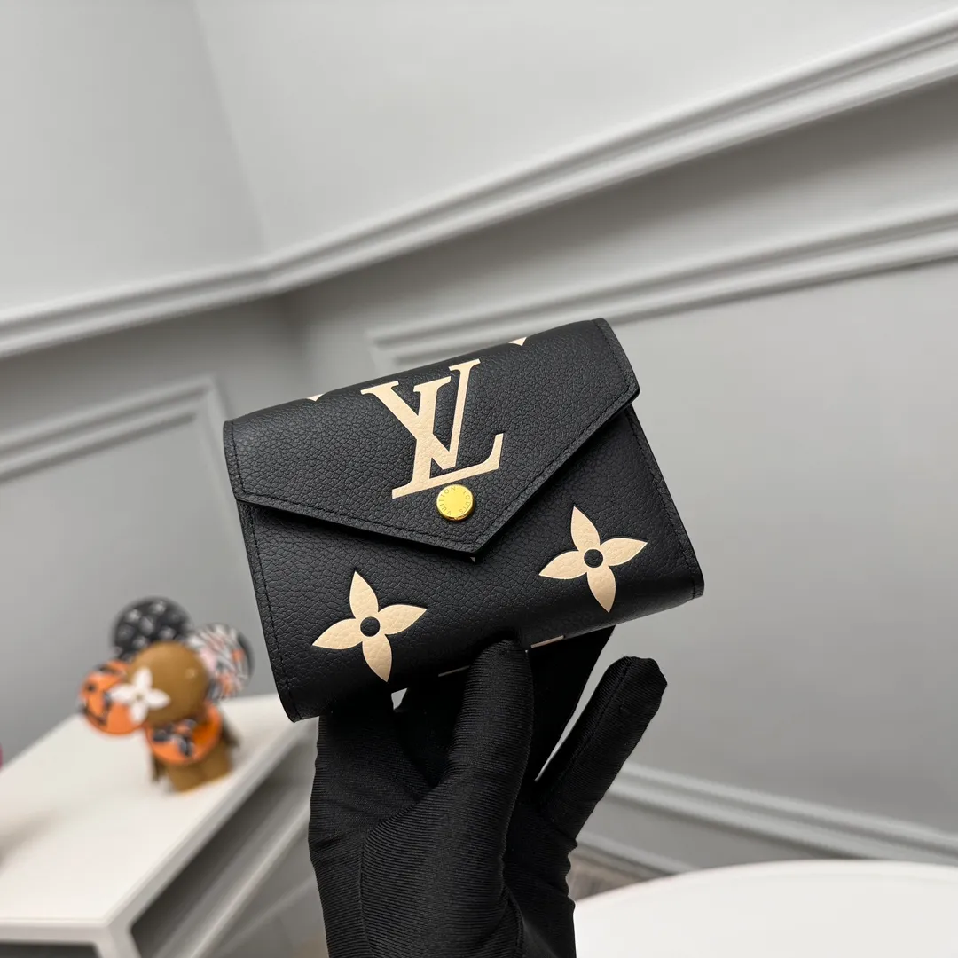 Factory price 380 [Top original order] M80968 black 👏👏 This Victorine wallet is made of soft grained Monogram Empreinte embossed leather and decorated with Louis Vuitton's classic Monogram embossed pattern. Two-tone leather accentuates this pattern and adds sophistication to the overall design. The wallet is compact in size but has enough space for banknotes, change and credit cards. Dimensions: 12 x 9.5 x 2.5 cm.