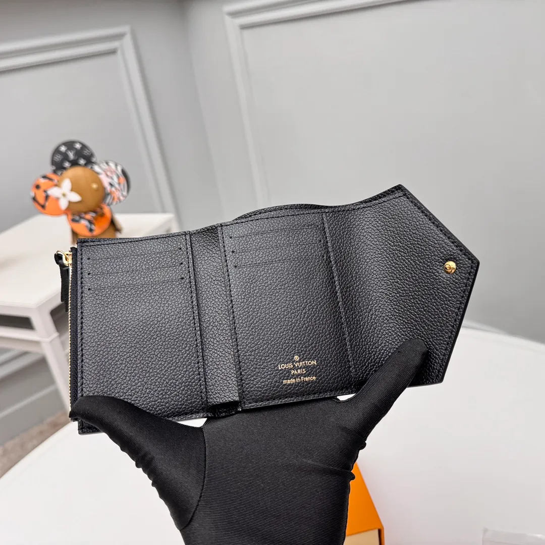 Factory price 380 [Top original order] M80968 black 👏👏 This Victorine wallet is made of soft grained Monogram Empreinte embossed leather and decorated with Louis Vuitton's classic Monogram embossed pattern. Two-tone leather accentuates this pattern and adds sophistication to the overall design. The wallet is compact in size but has enough space for banknotes, change and credit cards. Dimensions: 12 x 9.5 x 2.5 cm.