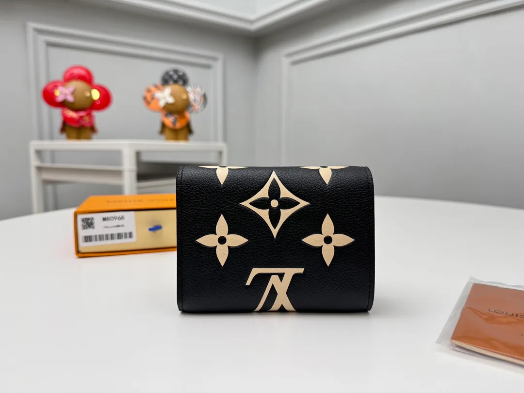 Factory price 380 [Top original order] M80968 black 👏👏 This Victorine wallet is made of soft grained Monogram Empreinte embossed leather and decorated with Louis Vuitton's classic Monogram embossed pattern. Two-tone leather accentuates this pattern and adds sophistication to the overall design. The wallet is compact in size but has enough space for banknotes, change and credit cards. Dimensions: 12 x 9.5 x 2.5 cm.