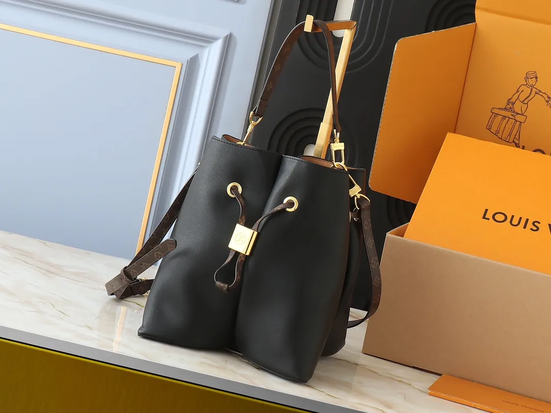 💰240💰Upgraded from the original M13843. This Bloom handbag combines smooth cow leather and Monogram canvas trim. It is recognizable with the Monogram flower-shaped base and bright metal parts. It shows the inspiration of the brand's Silhouette heel on the fashion show. The unique structure can store your phone and other daily necessities, and the detachable shoulder strap and handle provide multiple carrying methods. 16 x 21 x 21 cm (height x width x length)