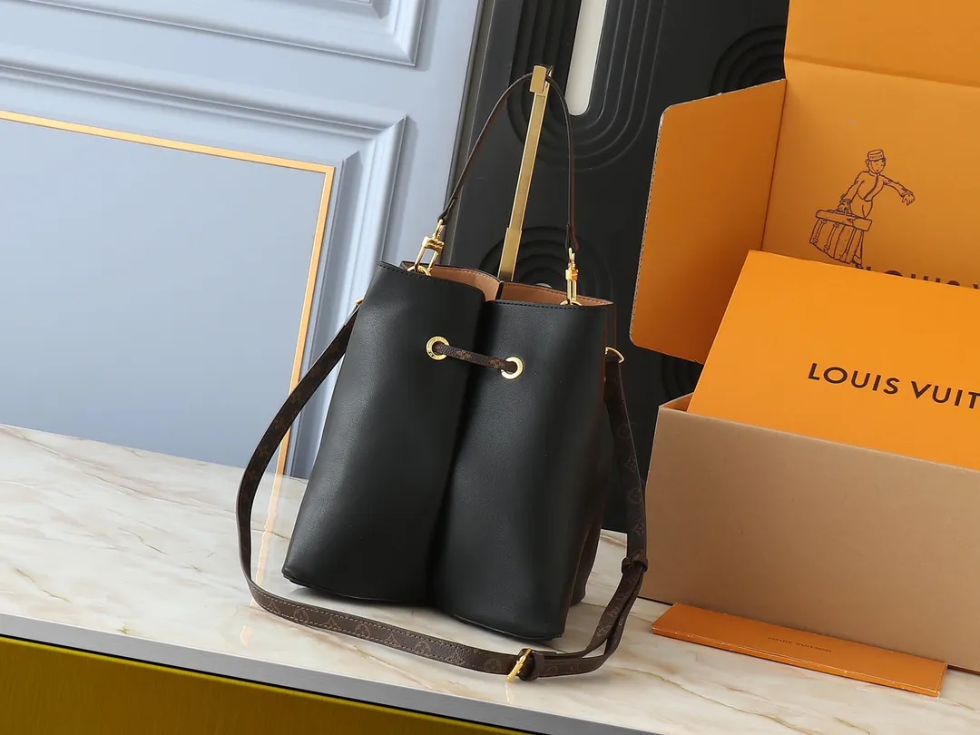 💰240💰Upgraded from the original M13843. This Bloom handbag combines smooth cow leather and Monogram canvas trim. It is recognizable with the Monogram flower-shaped base and bright metal parts. It shows the inspiration of the brand's Silhouette heel on the fashion show. The unique structure can store your phone and other daily necessities, and the detachable shoulder strap and handle provide multiple carrying methods. 16 x 21 x 21 cm (height x width x length)