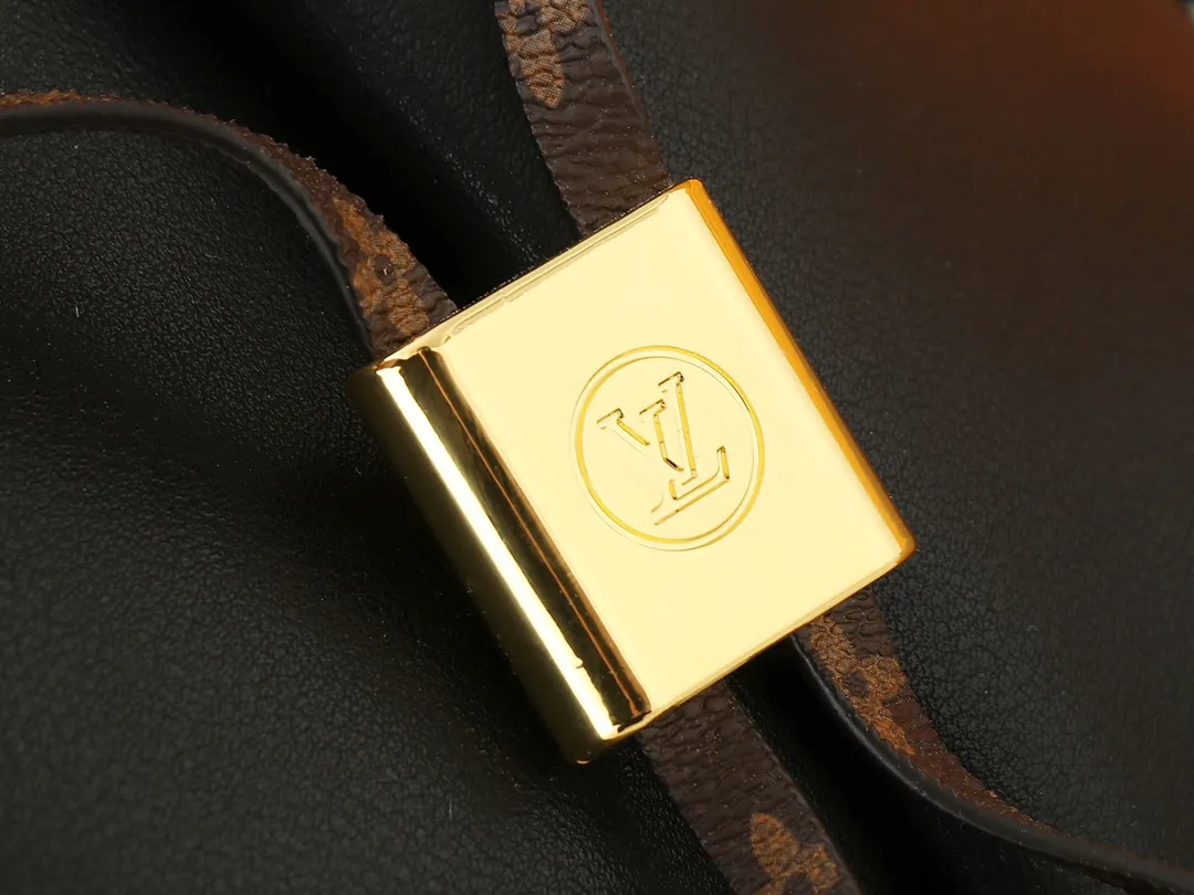 💰240💰Upgraded from the original M13843. This Bloom handbag combines smooth cow leather and Monogram canvas trim. It is recognizable with the Monogram flower-shaped base and bright metal parts. It shows the inspiration of the brand's Silhouette heel on the fashion show. The unique structure can store your phone and other daily necessities, and the detachable shoulder strap and handle provide multiple carrying methods. 16 x 21 x 21 cm (height x width x length)