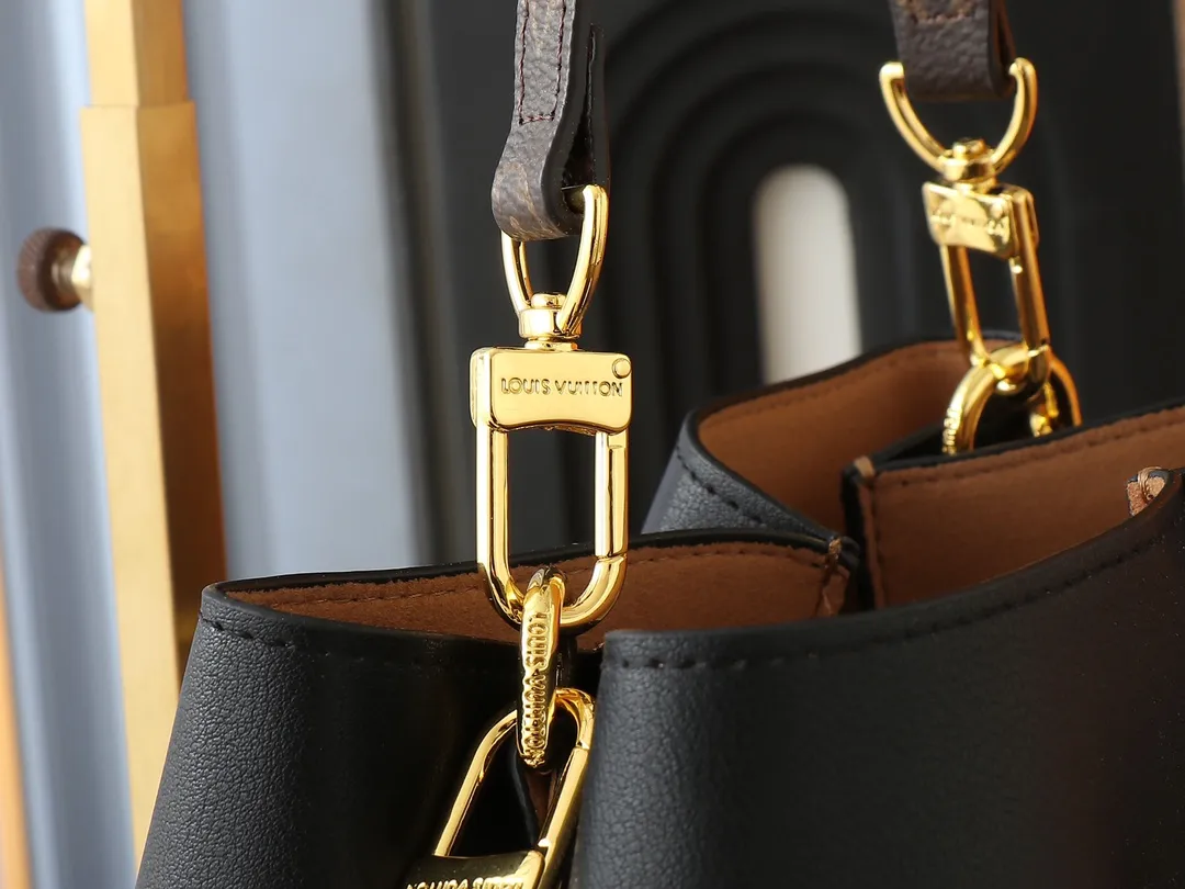 💰240💰Upgraded from the original M13843. This Bloom handbag combines smooth cow leather and Monogram canvas trim. It is recognizable with the Monogram flower-shaped base and bright metal parts. It shows the inspiration of the brand's Silhouette heel on the fashion show. The unique structure can store your phone and other daily necessities, and the detachable shoulder strap and handle provide multiple carrying methods. 16 x 21 x 21 cm (height x width x length)