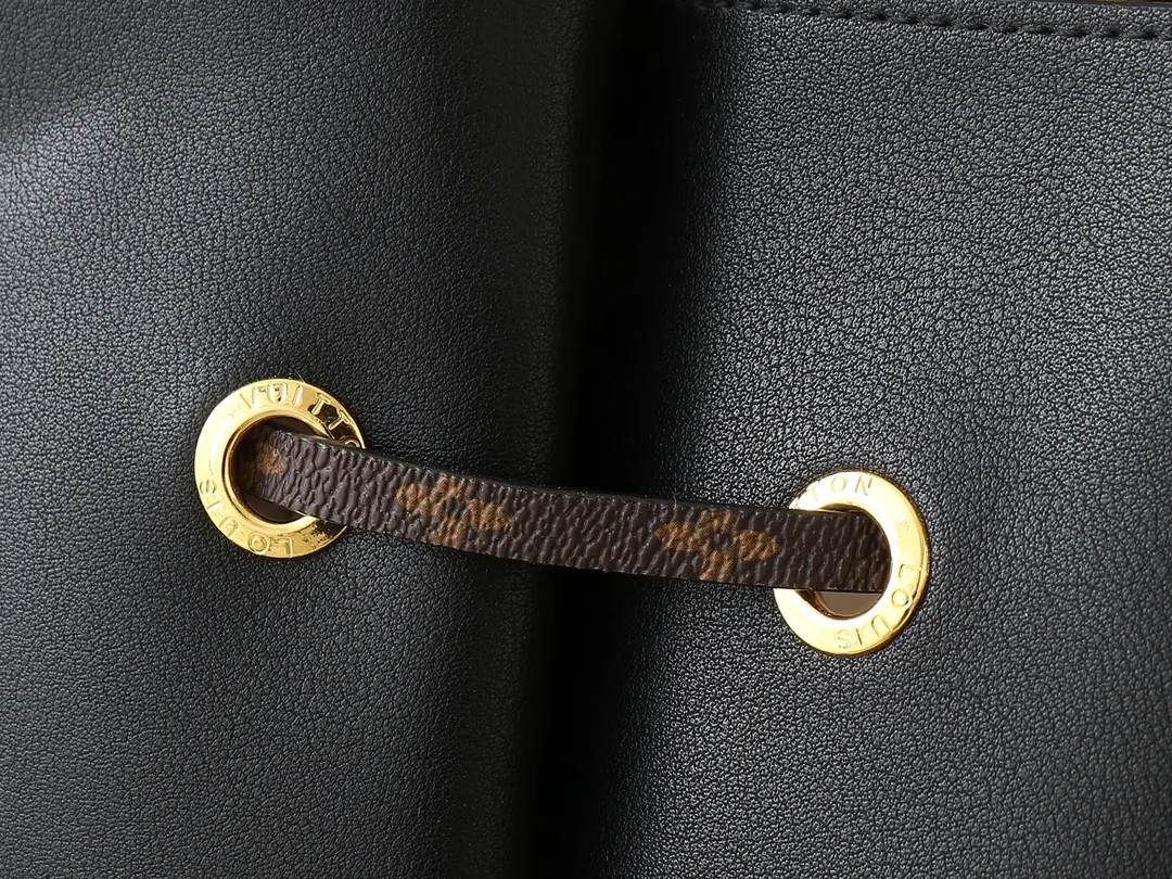💰240💰Upgraded from the original M13843. This Bloom handbag combines smooth cow leather and Monogram canvas trim. It is recognizable with the Monogram flower-shaped base and bright metal parts. It shows the inspiration of the brand's Silhouette heel on the fashion show. The unique structure can store your phone and other daily necessities, and the detachable shoulder strap and handle provide multiple carrying methods. 16 x 21 x 21 cm (height x width x length)