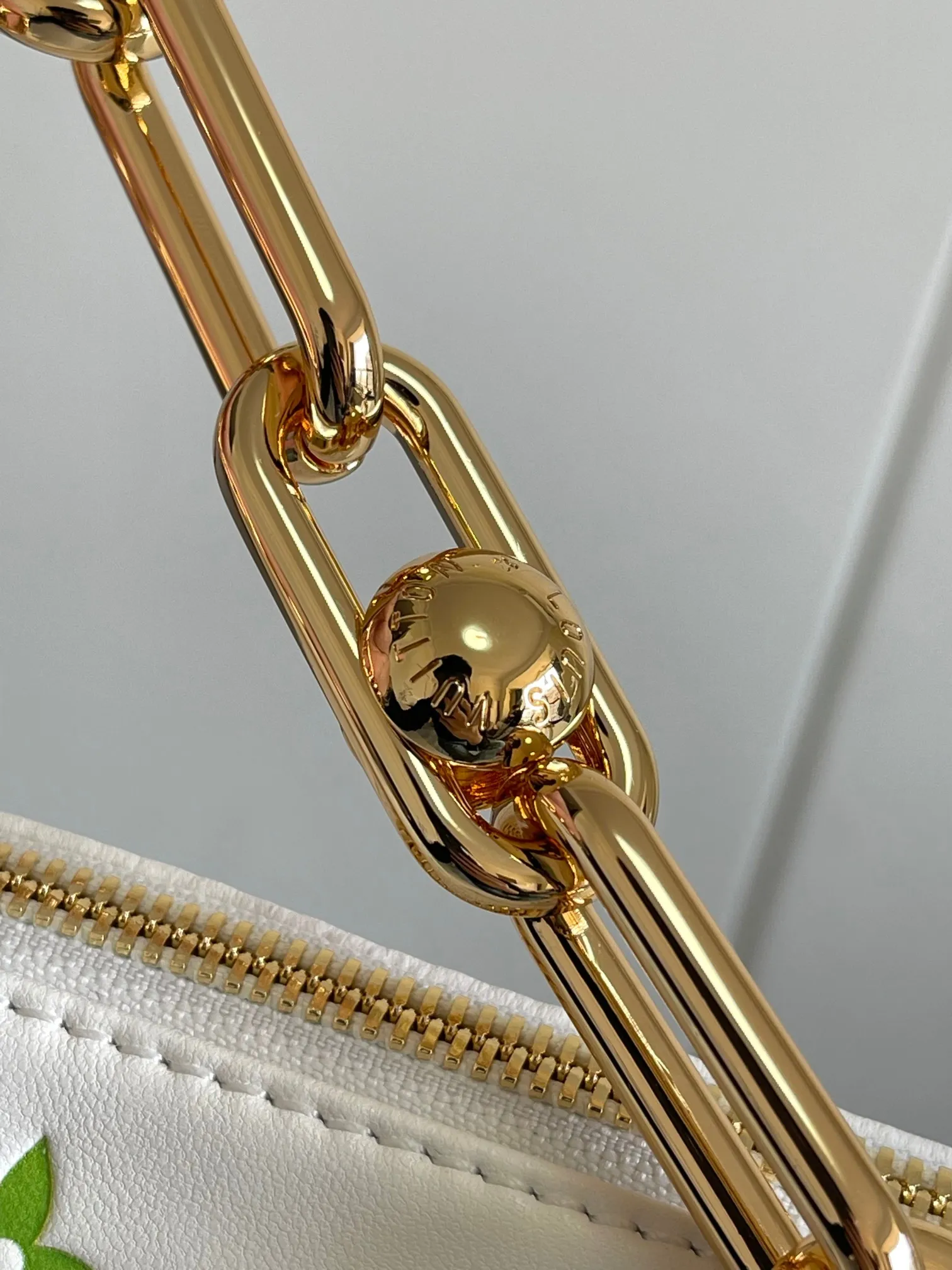 💰1300 (top-grain leather) top-quality original 163 chip M13233 This small Coussin handbag is from the Louis Vuitton The rugged metal chain and detachable leather shoulder strap allow for a variety of carrying options. 20 x 12 x 26 cm (height x width x length)950